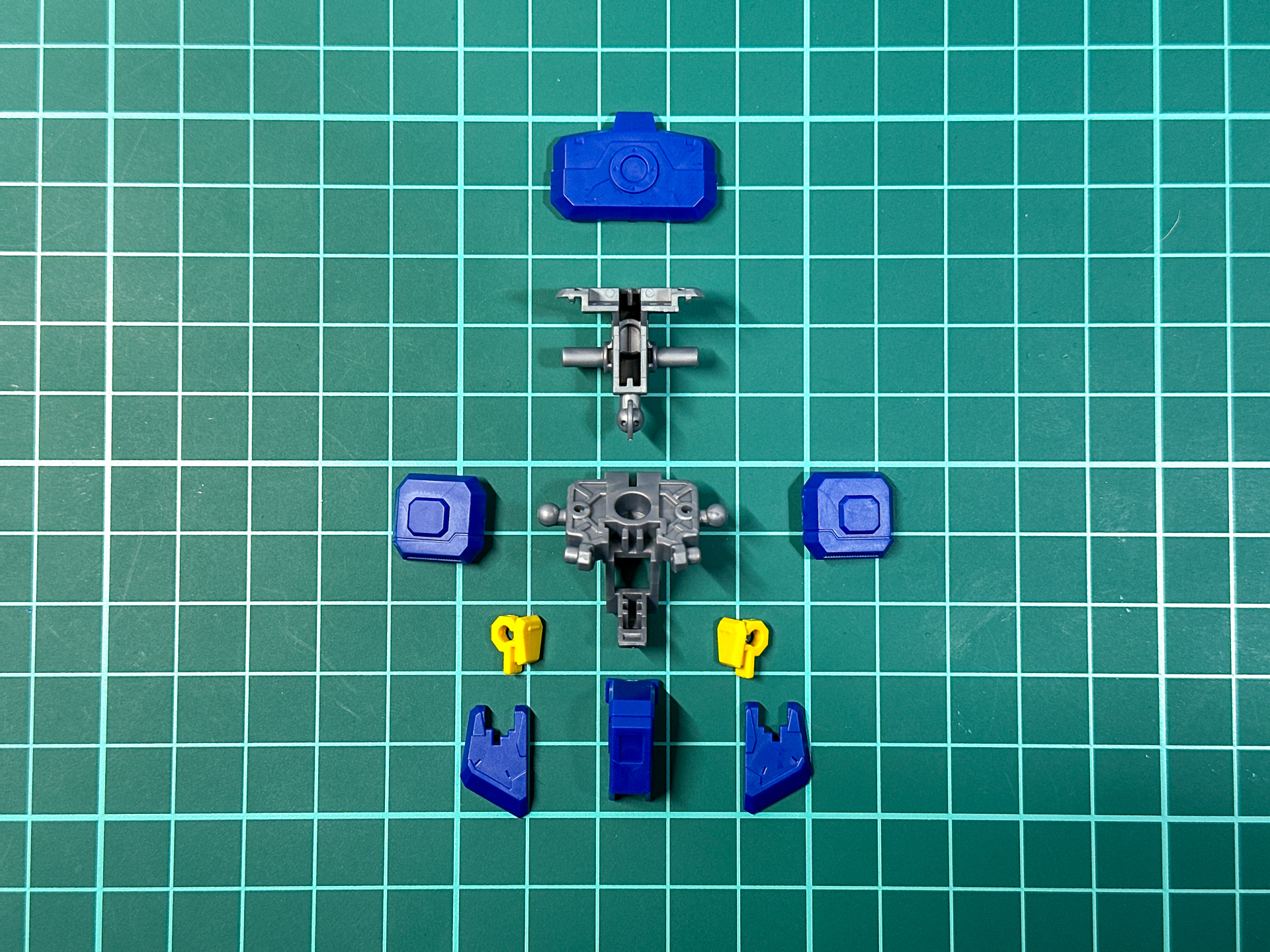 パーツ状態での腰部パーツ。フロントアーマーの軸接続は左右で分割してあるため、無加工でも左右独立可動が可能となっています。