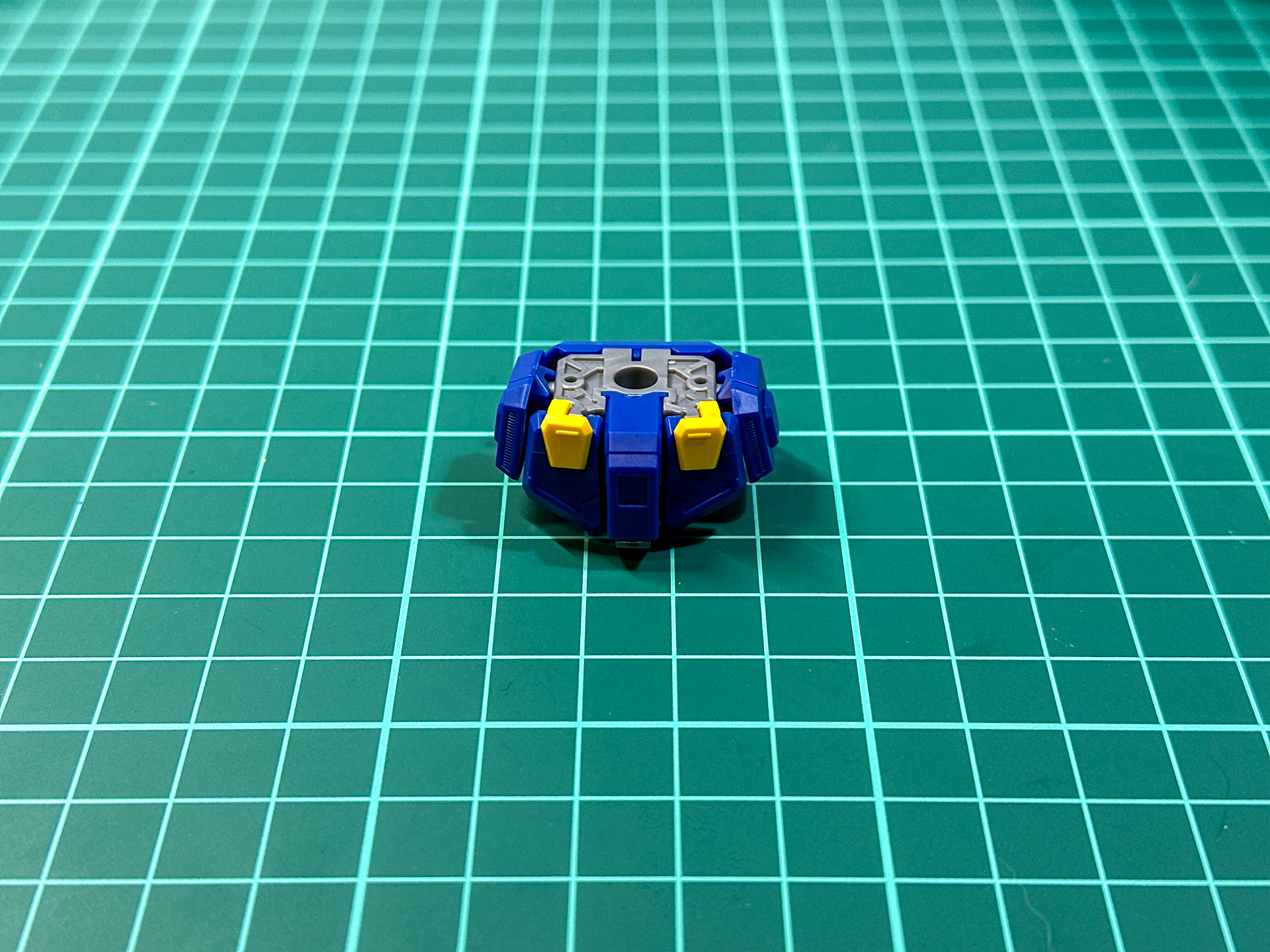 組み立てが完了した腰部パーツ。フロントアーマーの色分けもパーツ分割による色分けとなっています。