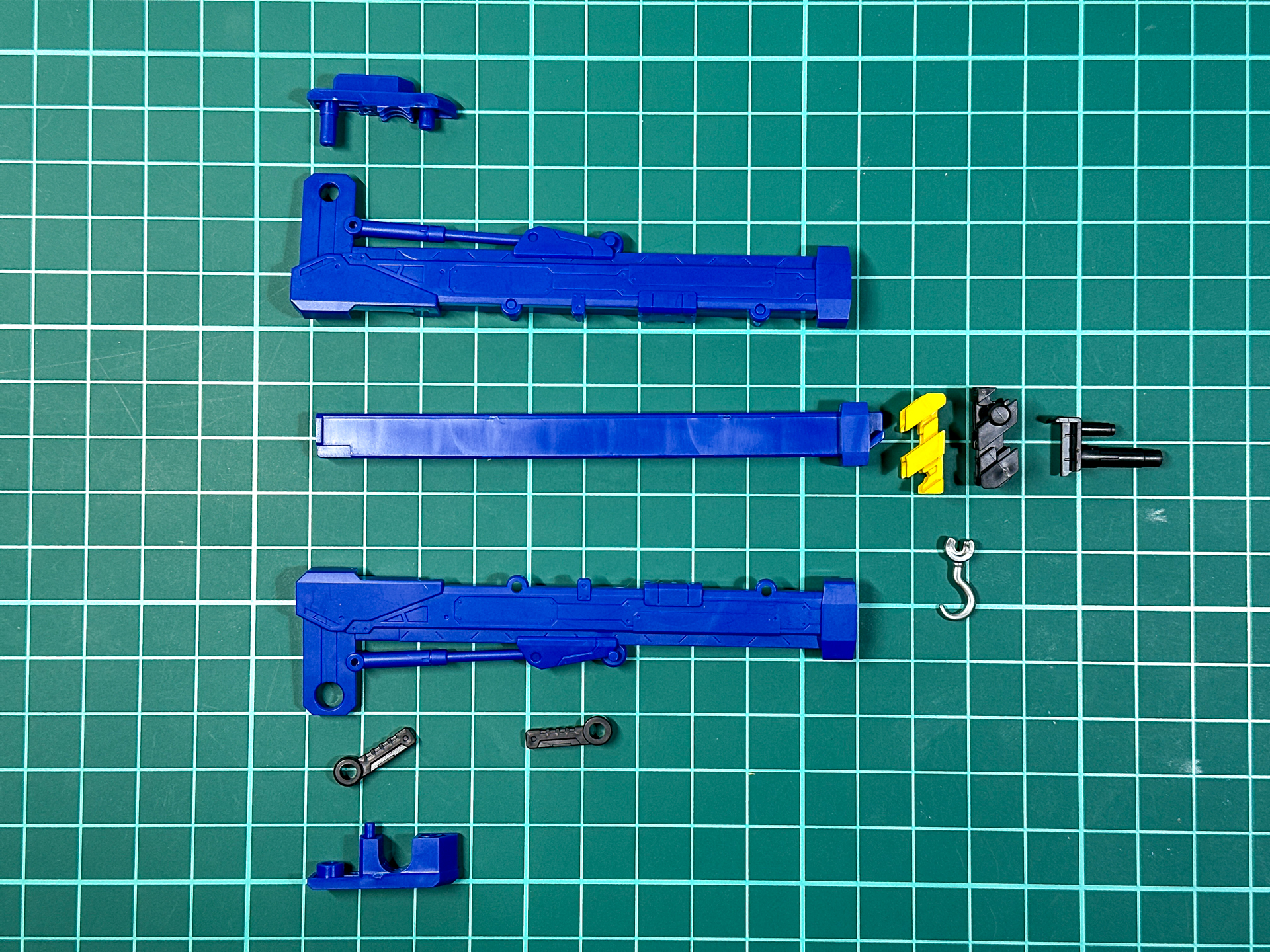 組み立て前のフリージングライフル。先端部分のトラマークはパーツ分割による色分けです。