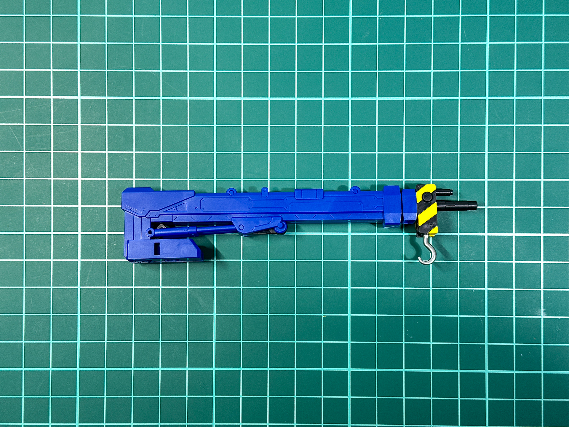 組み立てが完了したフリージングライフル。クレーンフックは関節部より輝度の高いシルバーで成型されています。