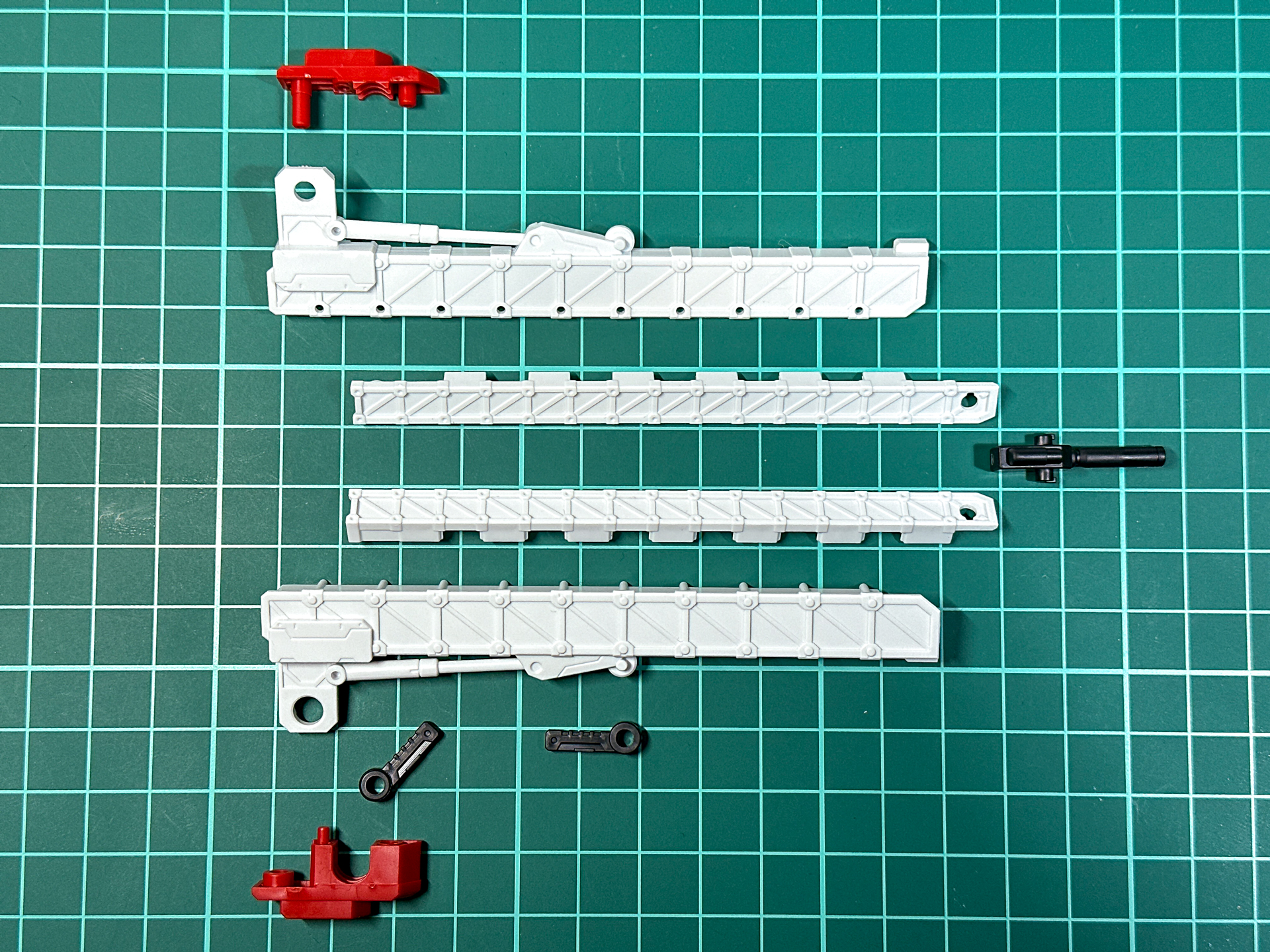 パーツ状態でのメルティングライフル。白が基調の配色となっています。