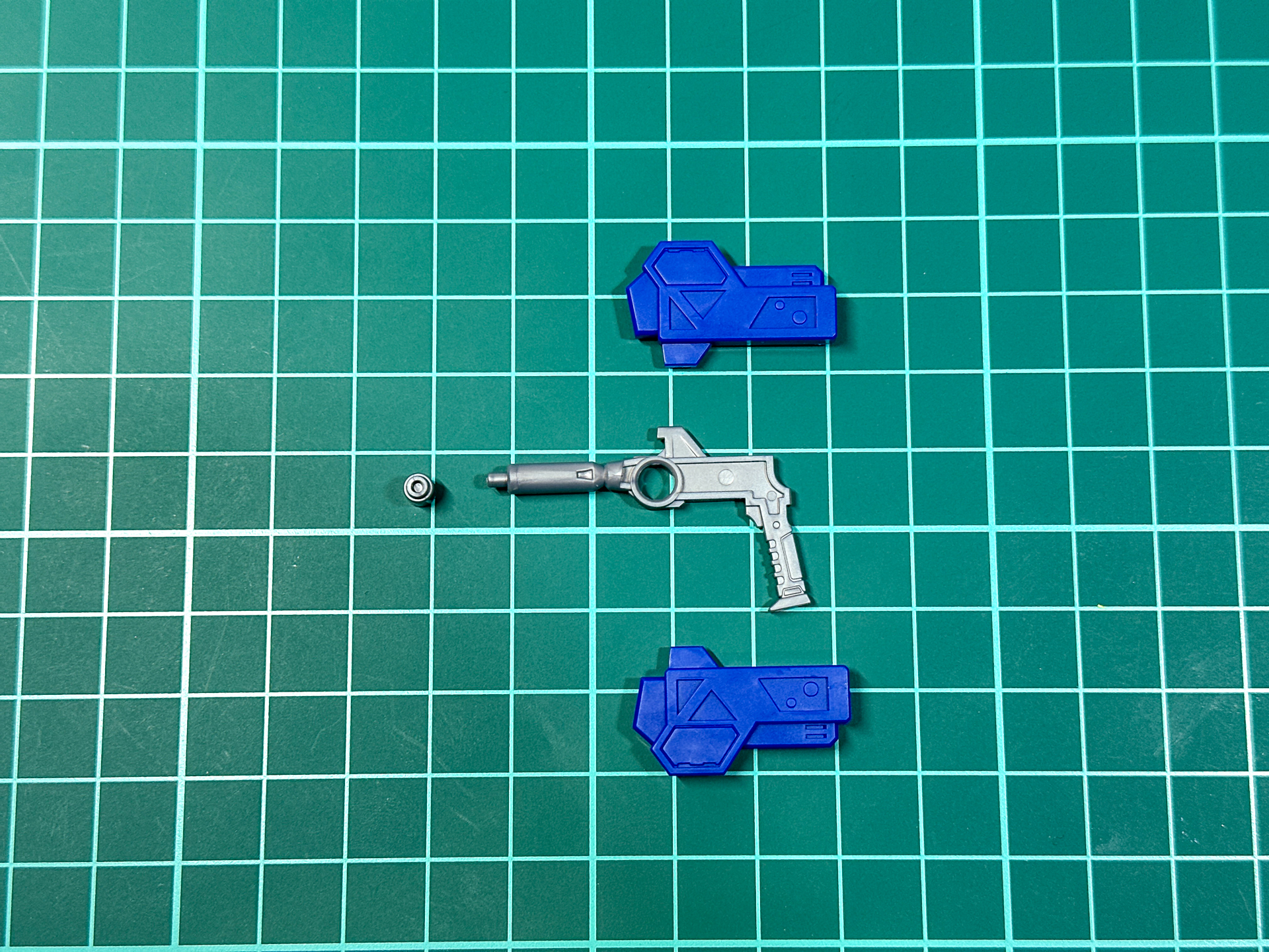 パーツ状態でのフリージングガン。少ないパーツ数で簡単に形になる工夫がされています。