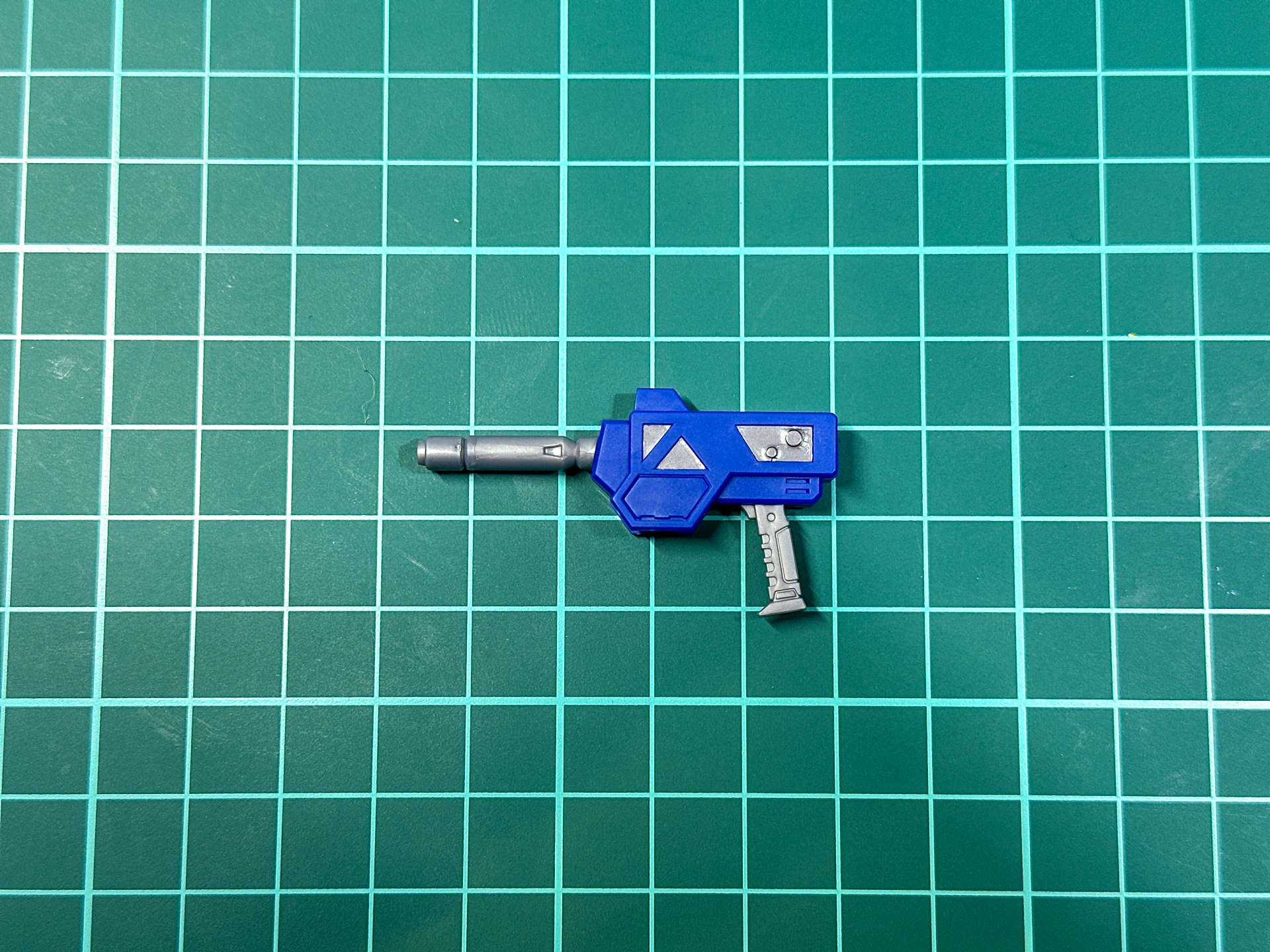 組み立てが完了したフリージングガン。本体側面のグレーはシールによる色分けです。