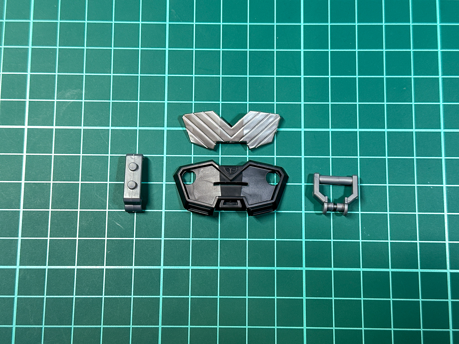 組み立て前のミラーシールド。ミラーシールド前面は輝度の高いシルバーにて成型されています。