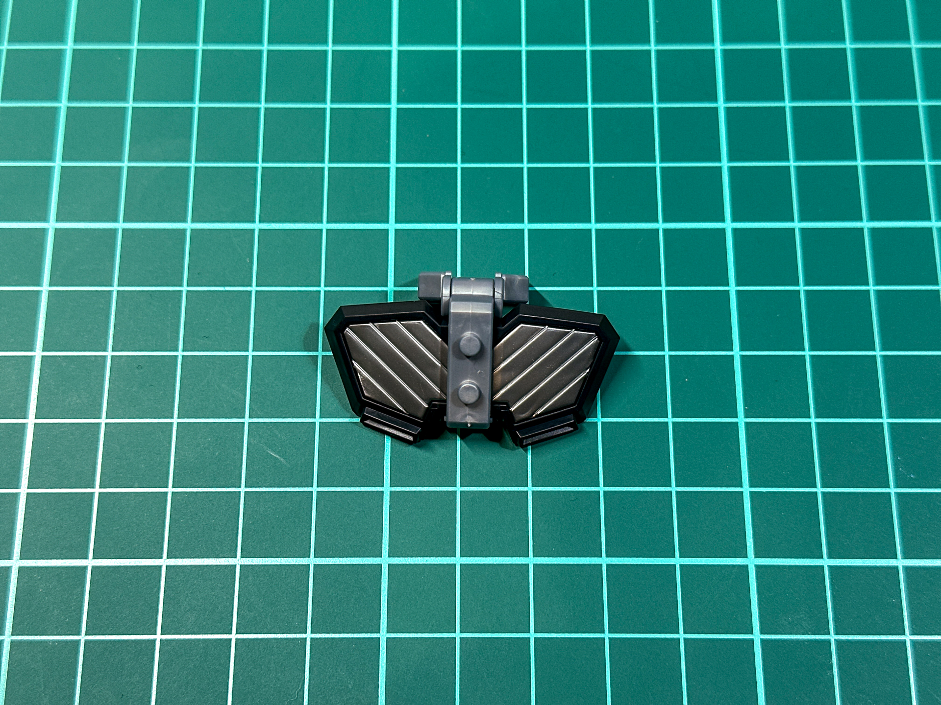 組み立てが完了したミラーシールド。グリップ部分はスイング可動が再現されており、保持した際に自由に角度を再現可能です。