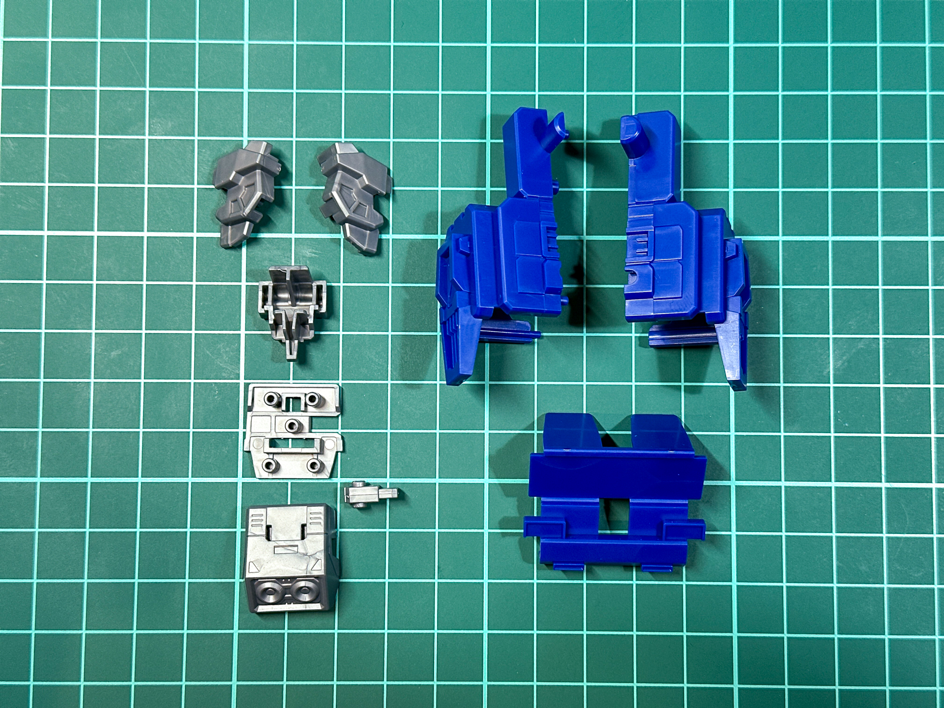 組み立て前の氷竜差し替えパーツ。クレーン運転席以外はワンパーツになっています。