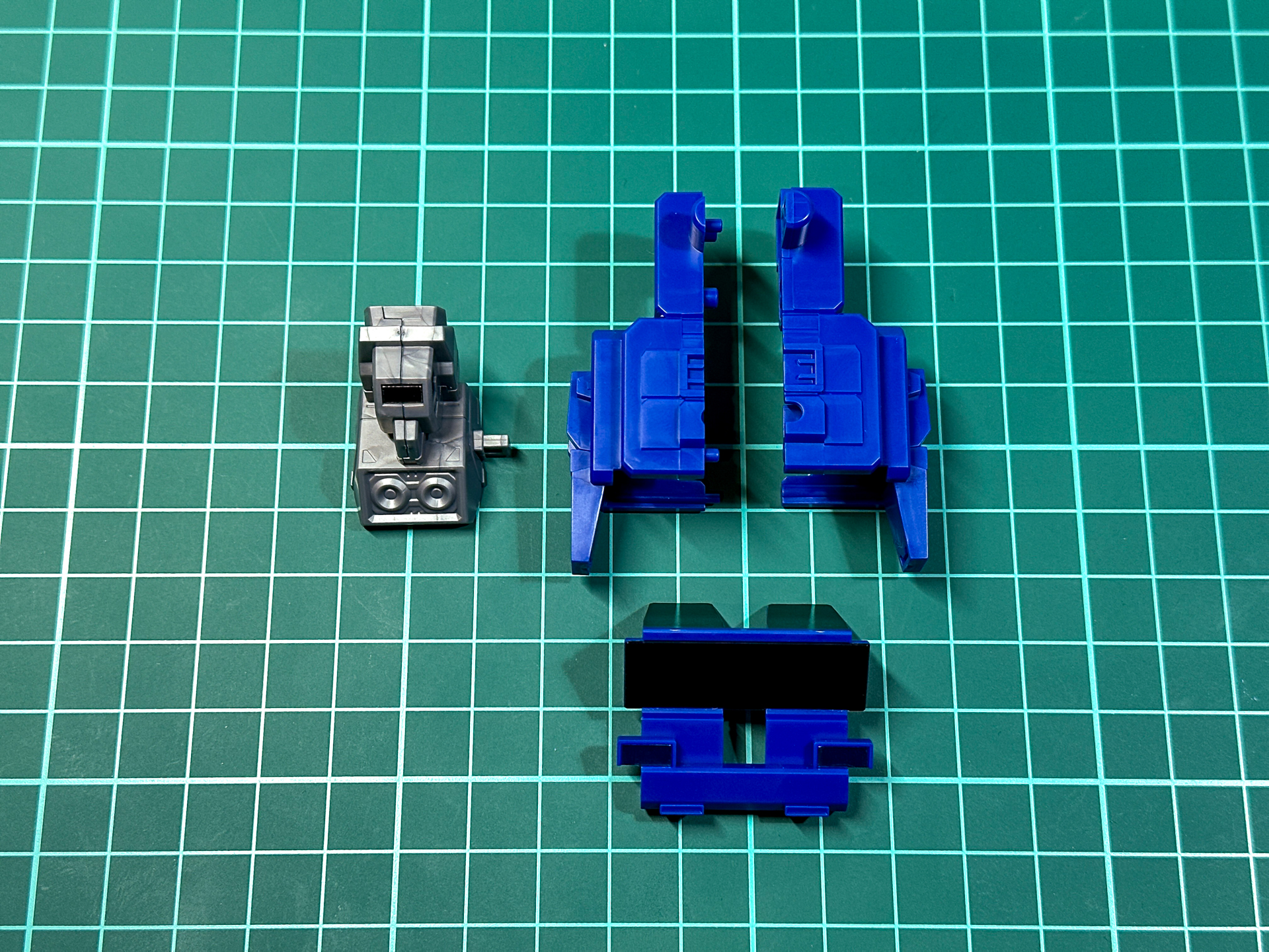 フロントガラス部分とクレーン運転席キャノピーはプラスチックシールにて色分けされ、光沢のある仕上がりとなっています。