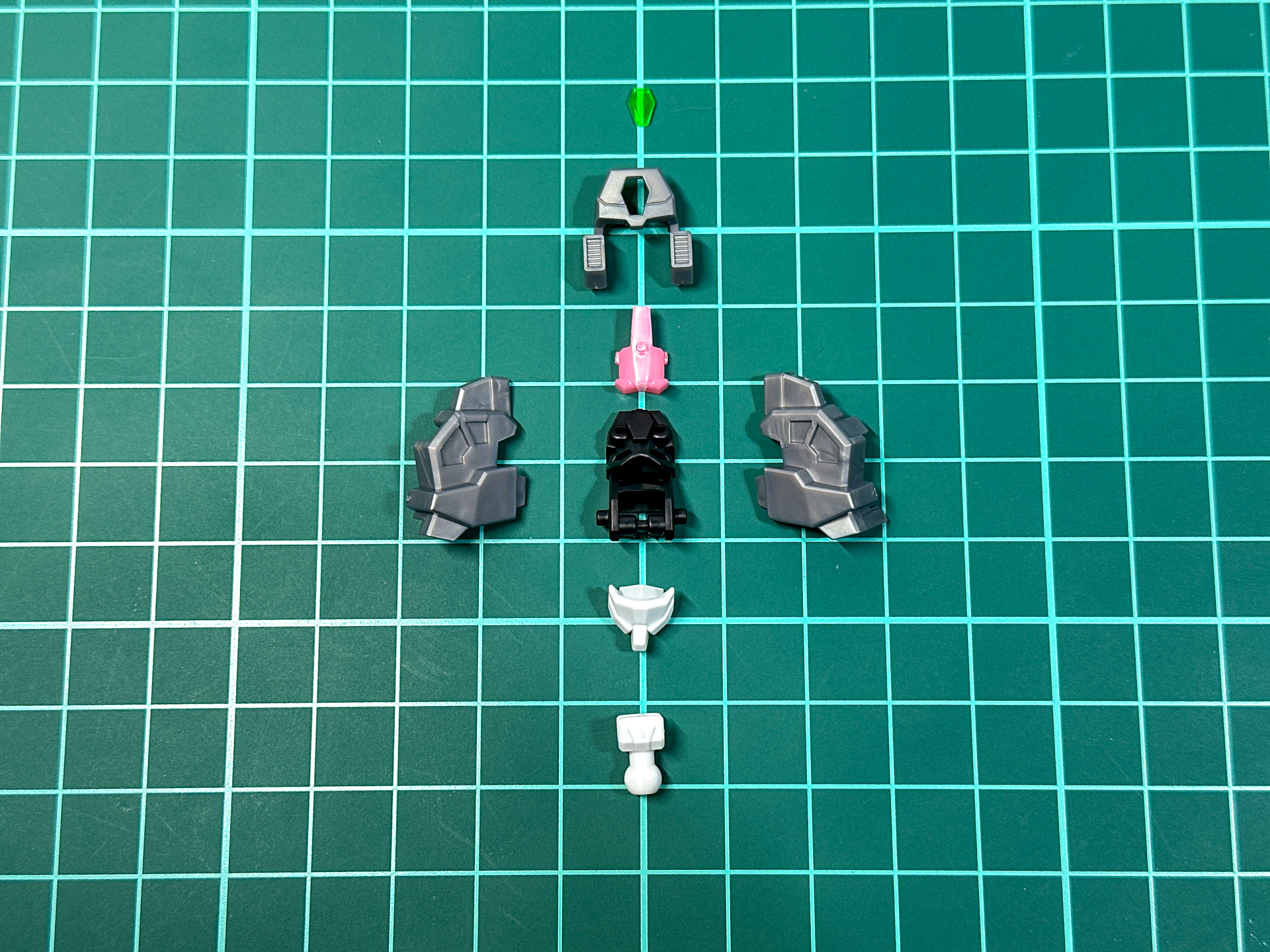 パーツ状態での超竜神頭部。ブラックのパーツは頭部のフレームとアイ周辺の配色として機能します。