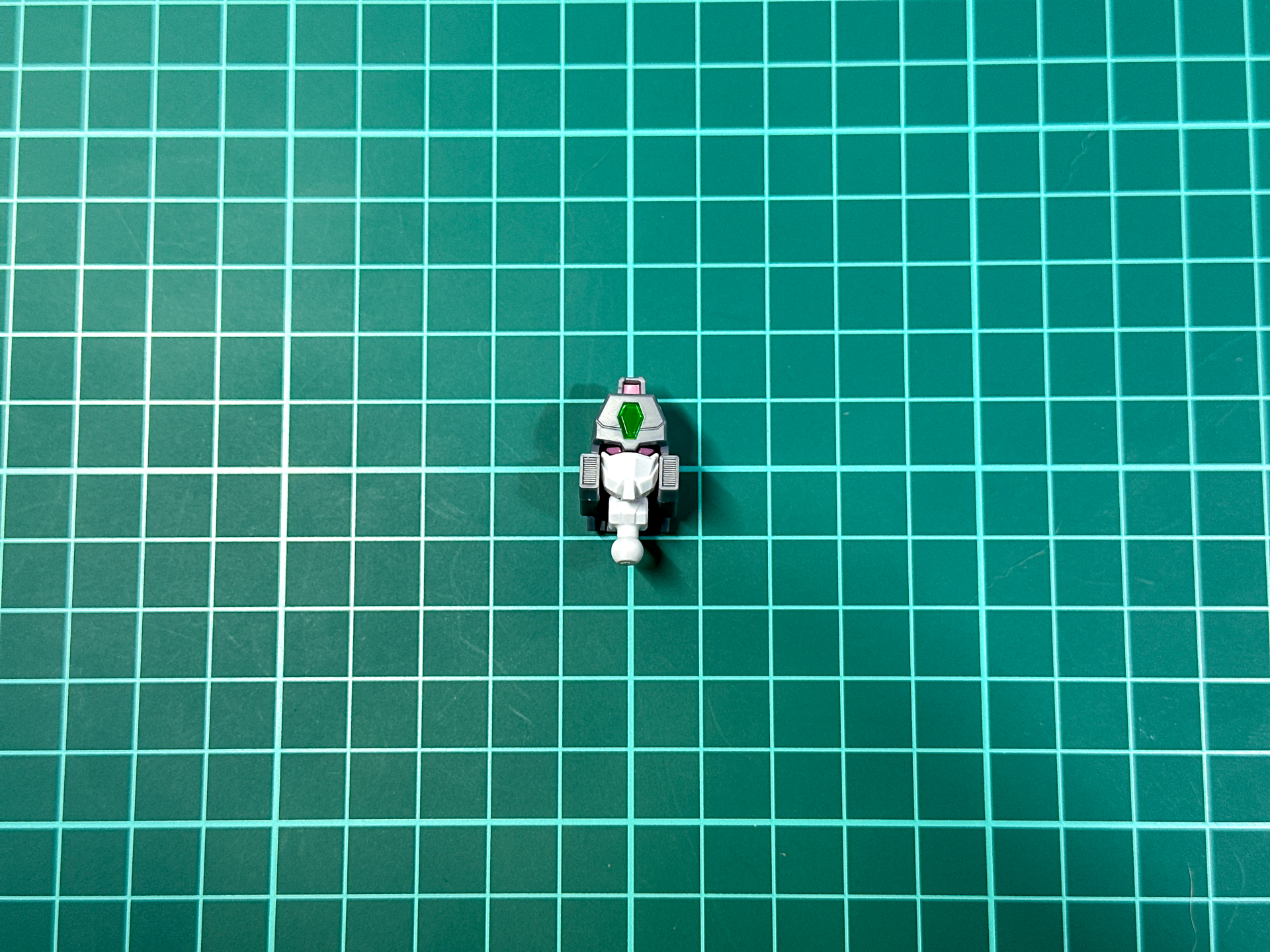 組み立て後の超竜神頭部。頭部正面の各部配色は全てパーツ分割による色分けとなっています。