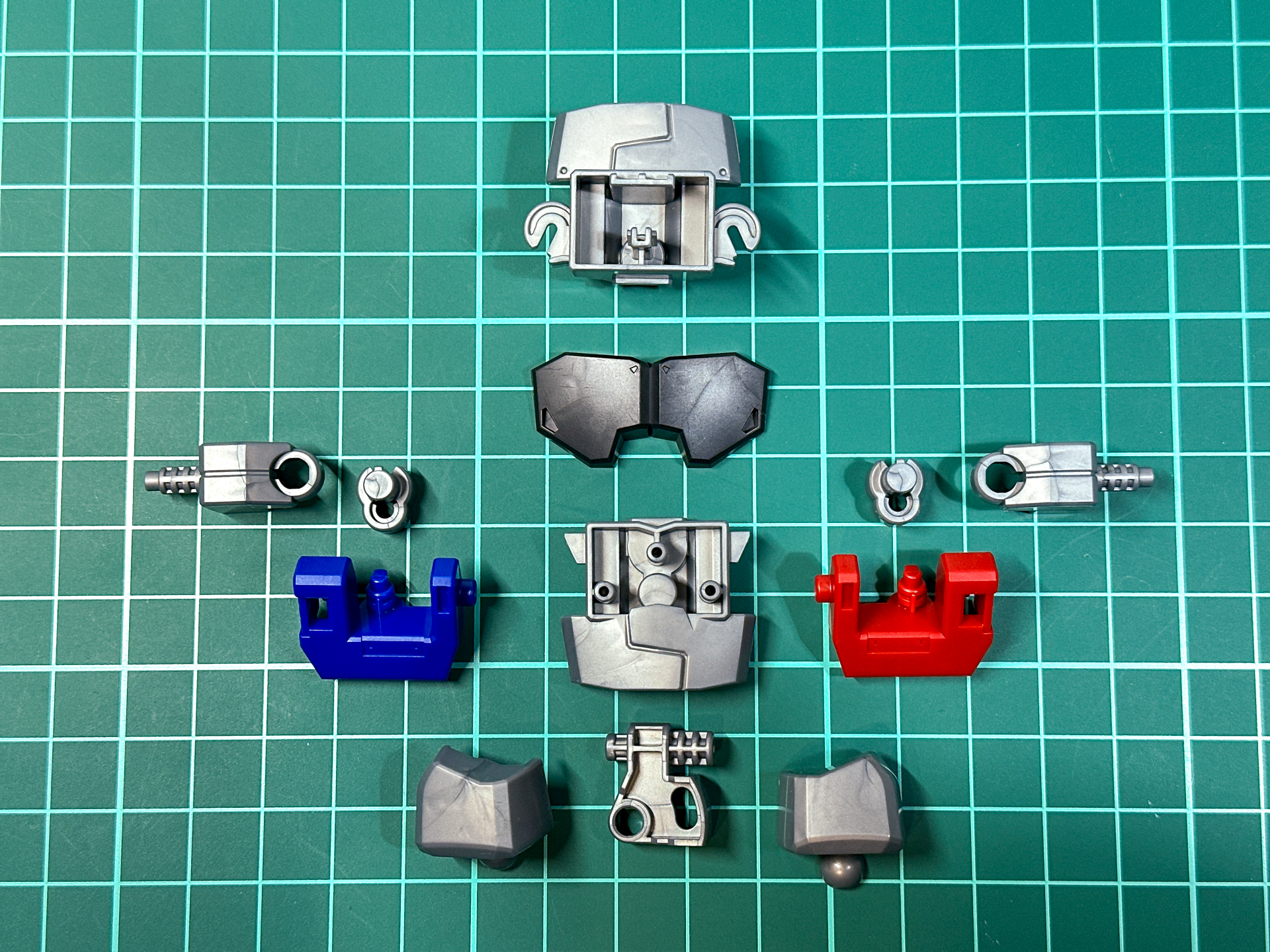 組み立て前の超竜神胴体。肩部関節は右肩がブルー、左肩がレッドとなります。