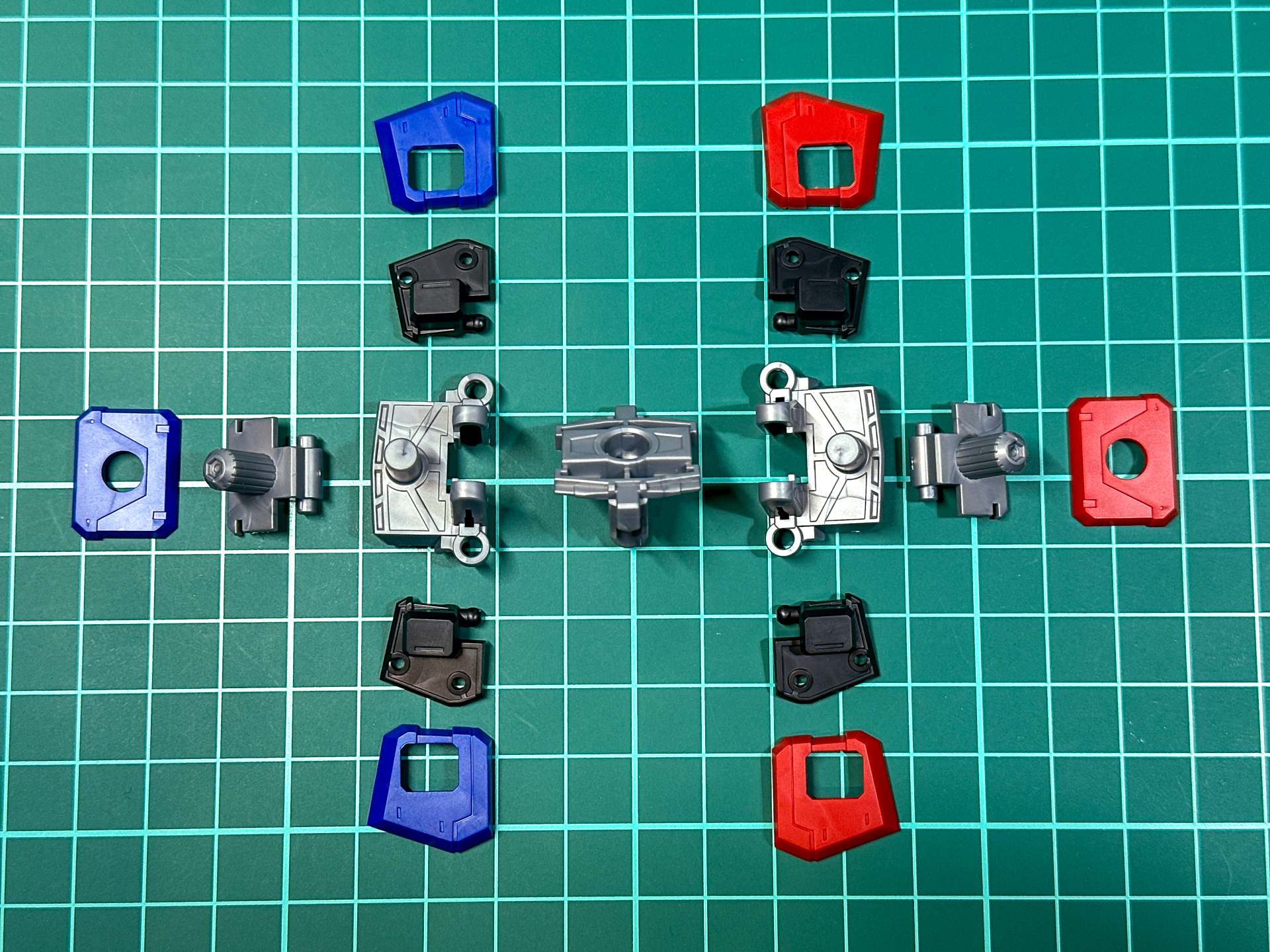 組み立て前の超竜神腰部。胴体部と同様に右半身がブルー、左半身がレッドとなります。