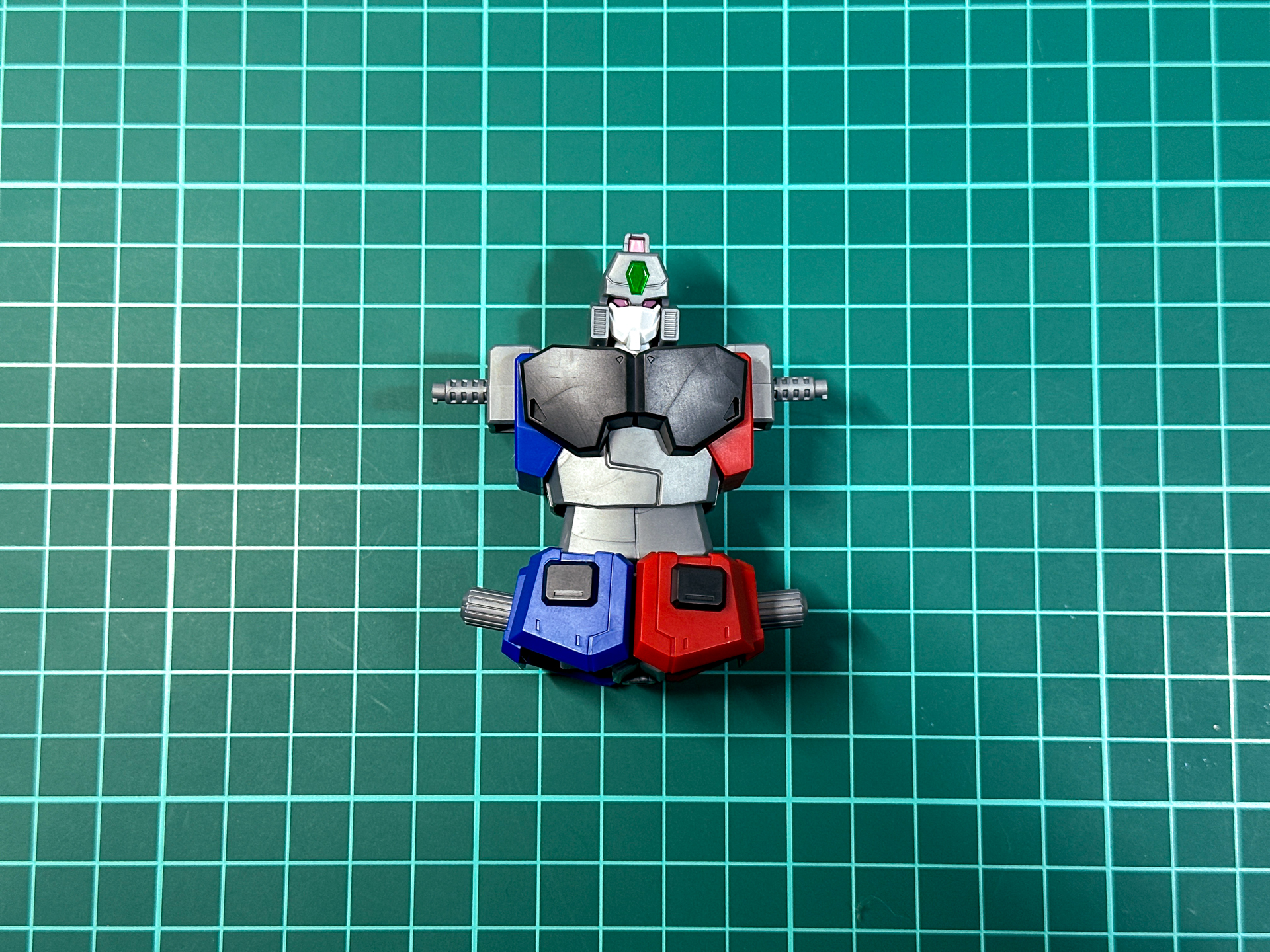 一体化した上半身。頭部の接続はボールジョイント、腰部の接続は軸接続となります。