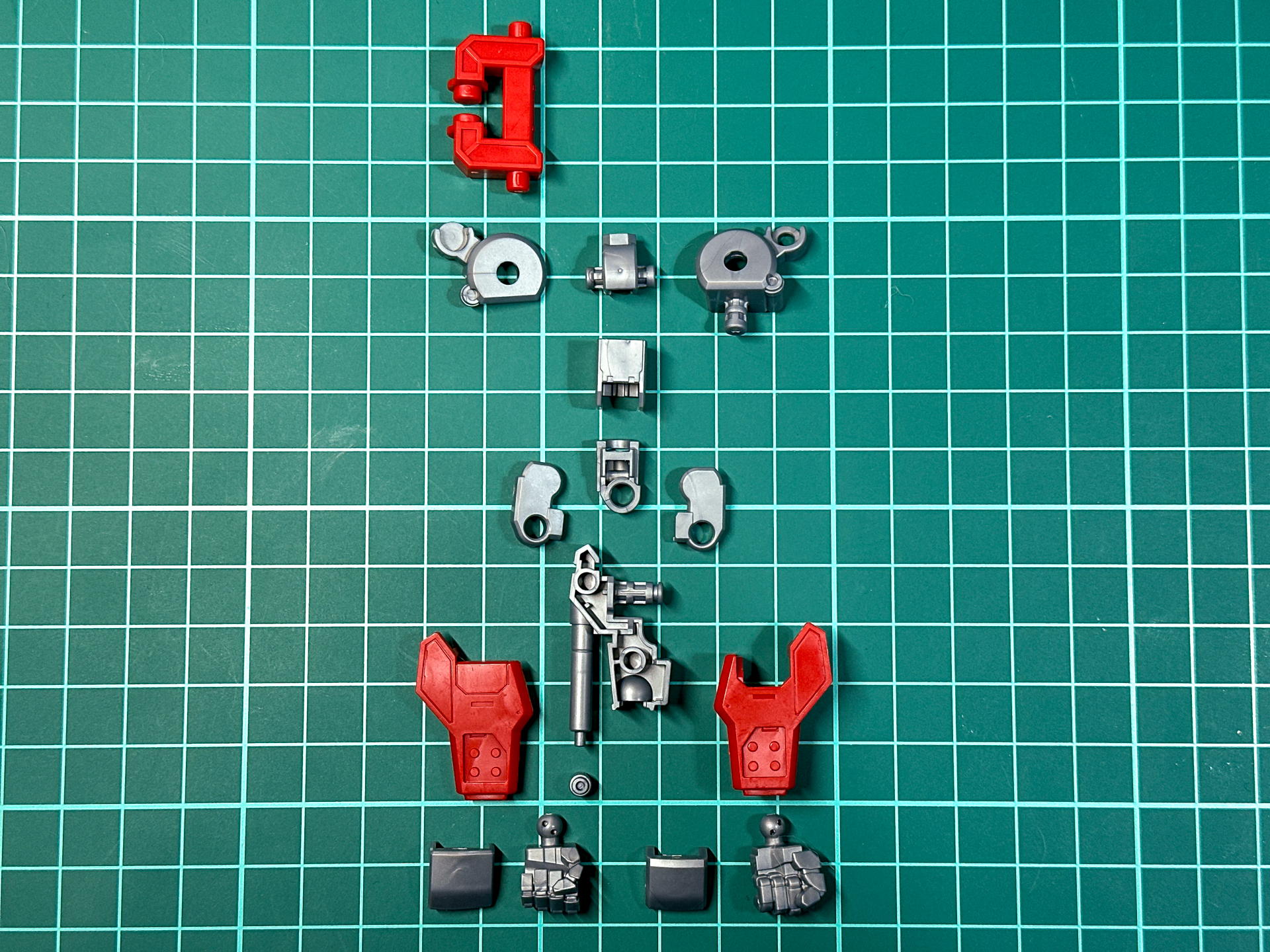 組み立て前の超竜神腕部。交換用手首パーツは握り手と武器持ち手が付属します。