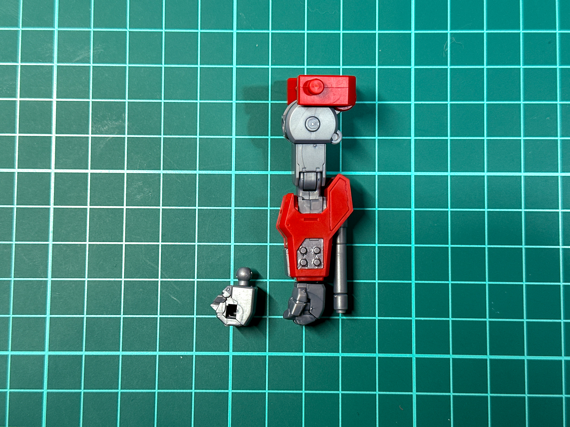 組み立てが完了した超竜神腕部。超竜神のプロポーションに合わせて厚みのある造形となっています。