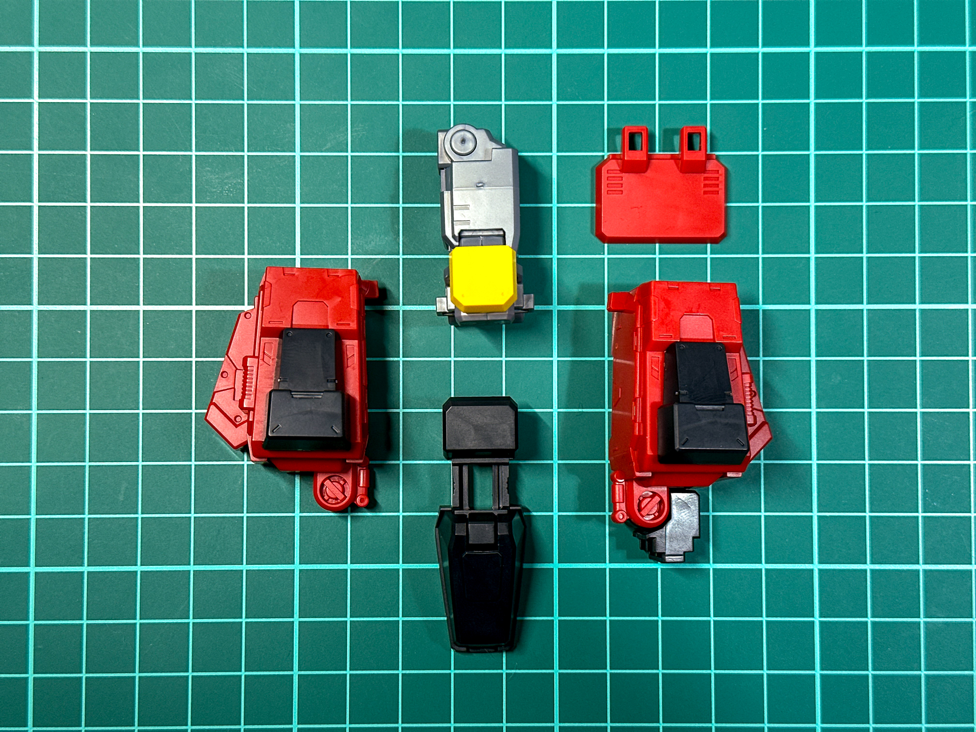 組み立てが完了した超竜神脚部。脛部分は氷竜、炎竜の上半身に外装パーツを被せる構造となっています。