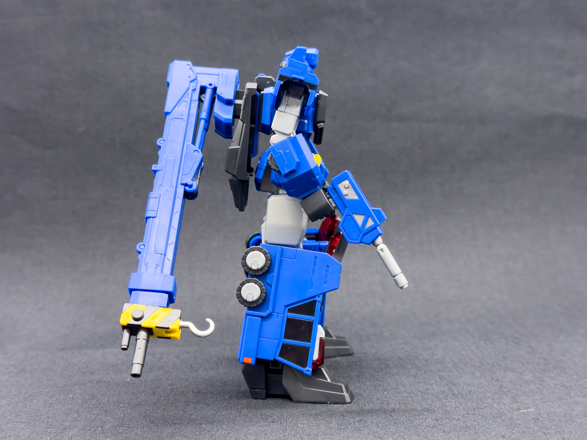 側面は配色以外に相違は特に見られませんが炎竜にはミラーシールドがあるので武装の違いを楽しめます。