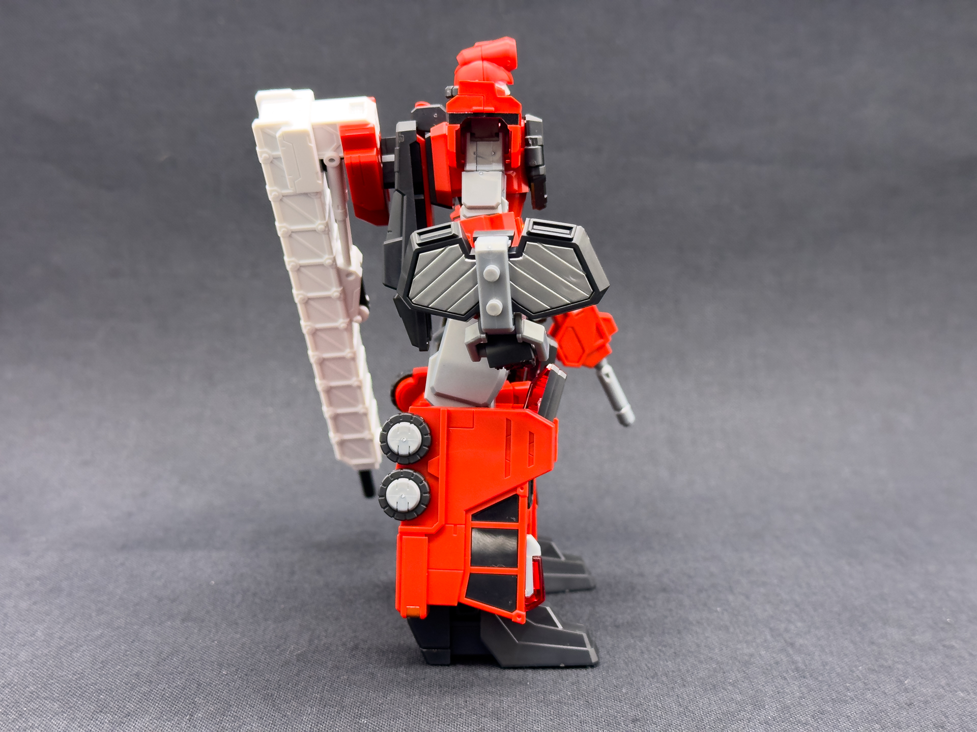 側面は配色以外に相違は特に見られませんが炎竜にはミラーシールドがあるので武装の違いを楽しめます。