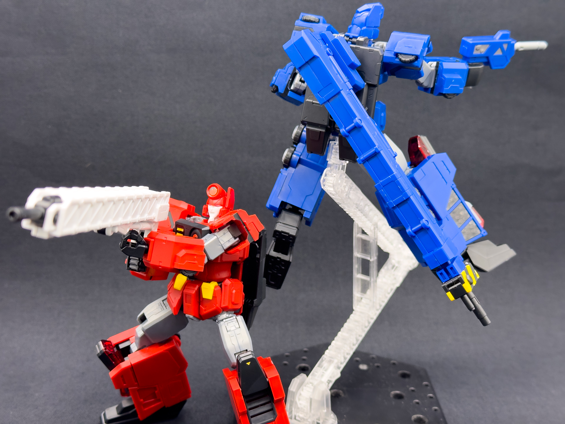 フリージングライフル背面装備状態とメルティングライフルハンドパーツ保持状態。好みの状態で展示可能です。