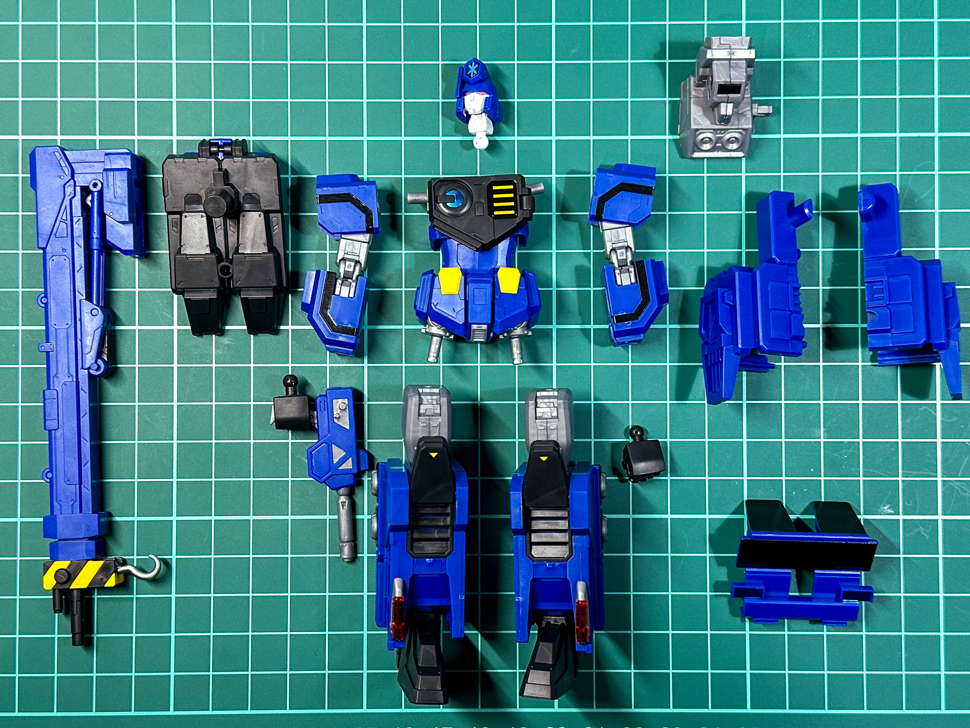 氷竜のシステムチェンジを準備。各部をバラバラに分解します。