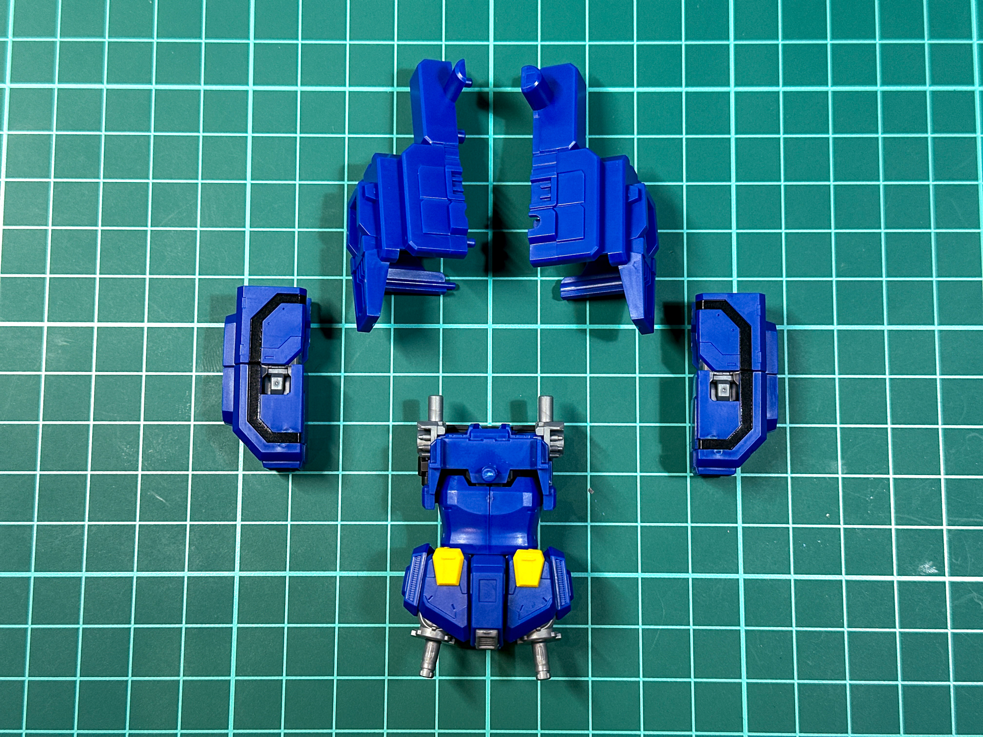 腕部および胴体部はアニメ通りに変形させます。