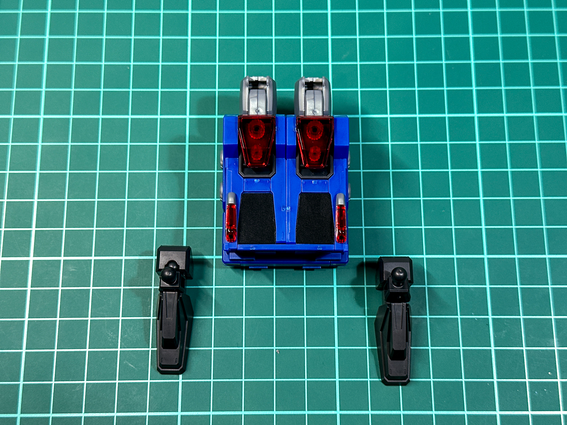 変形後の脚部をフロントガラスパーツで一体化して完成です。