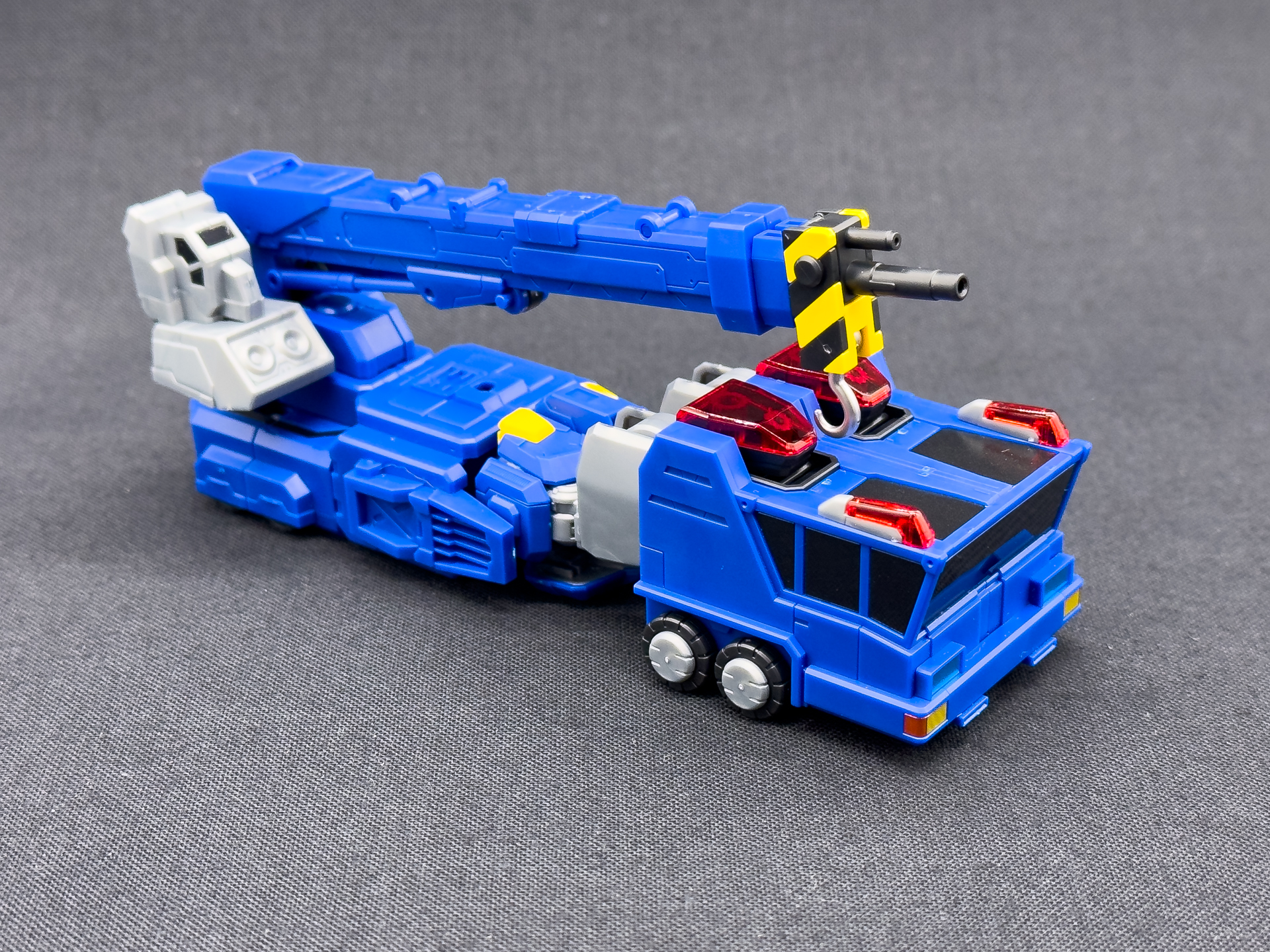 システムチェンジが完了した氷竜。ビークルモードのプロポーションもばっちりです。