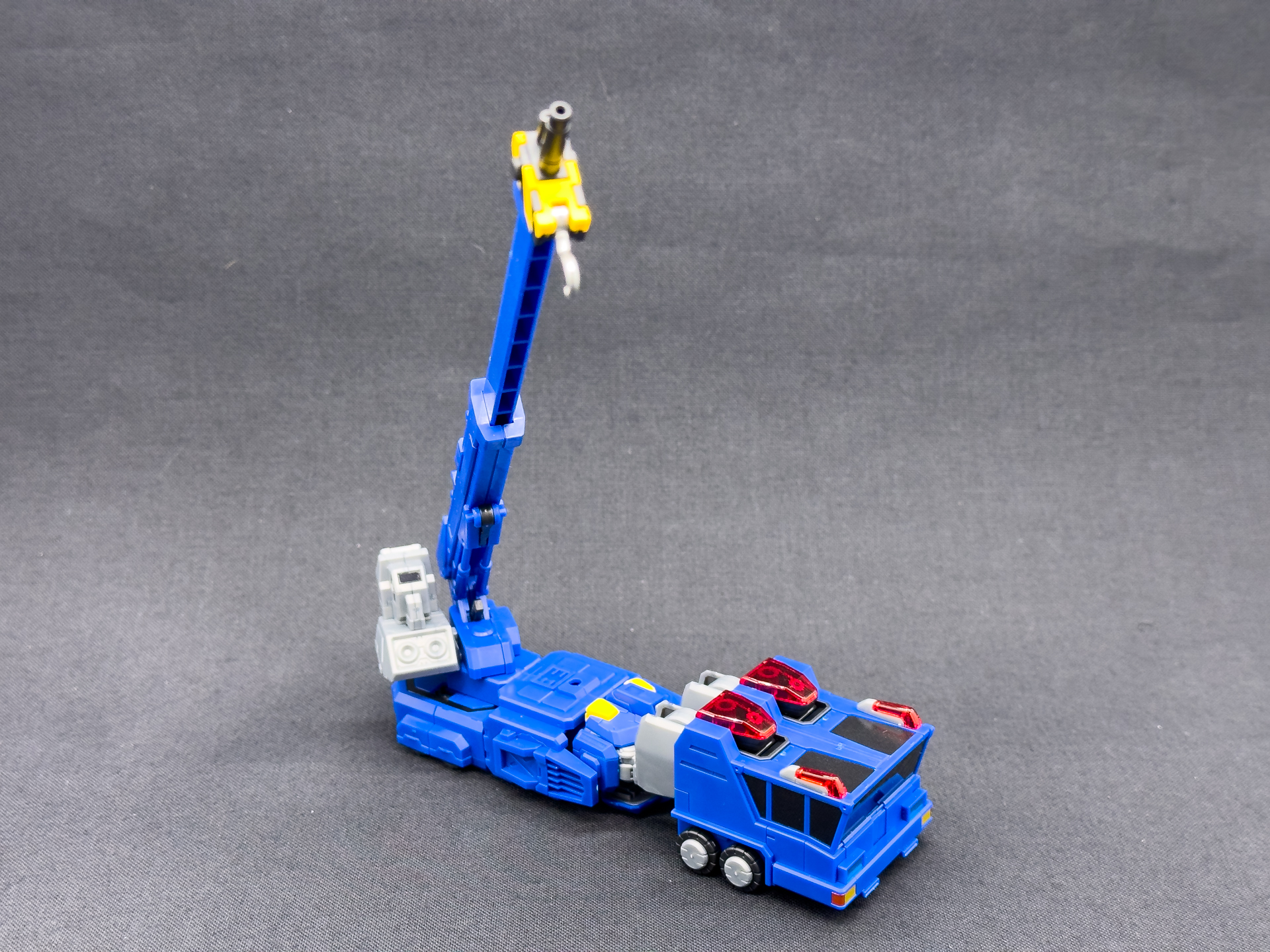 クレーンユニットは伸縮可能であり、旋回もできます。