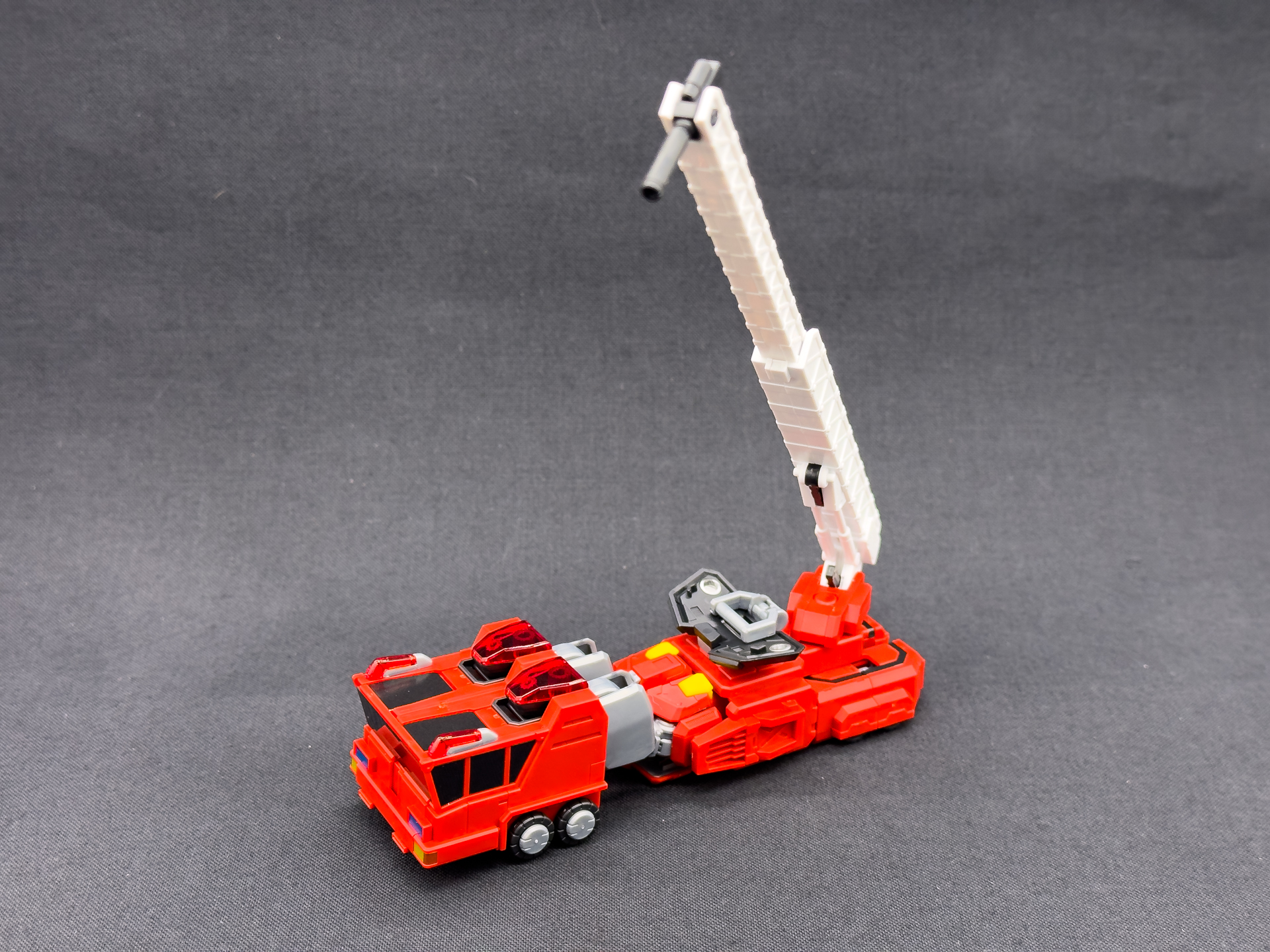 炎竜は本体上部にミラーシールドを装備します。