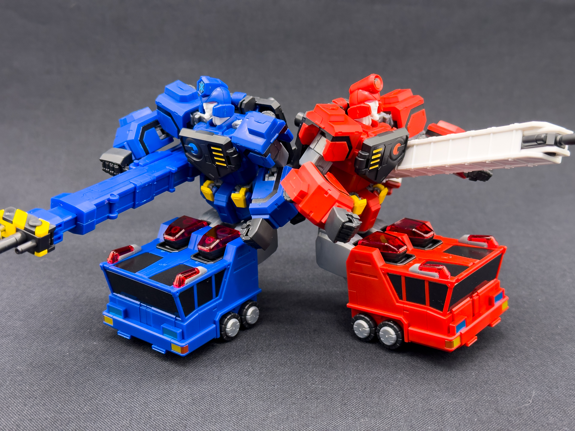 セミビークルモードの氷竜と炎竜。