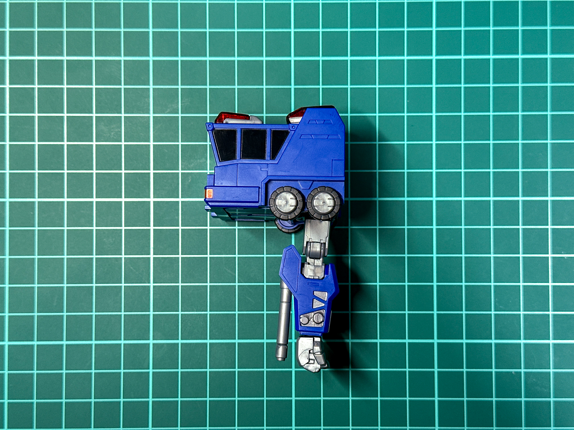 変形完了した腕部。肩部以外は超竜神専用パーツとなっています。