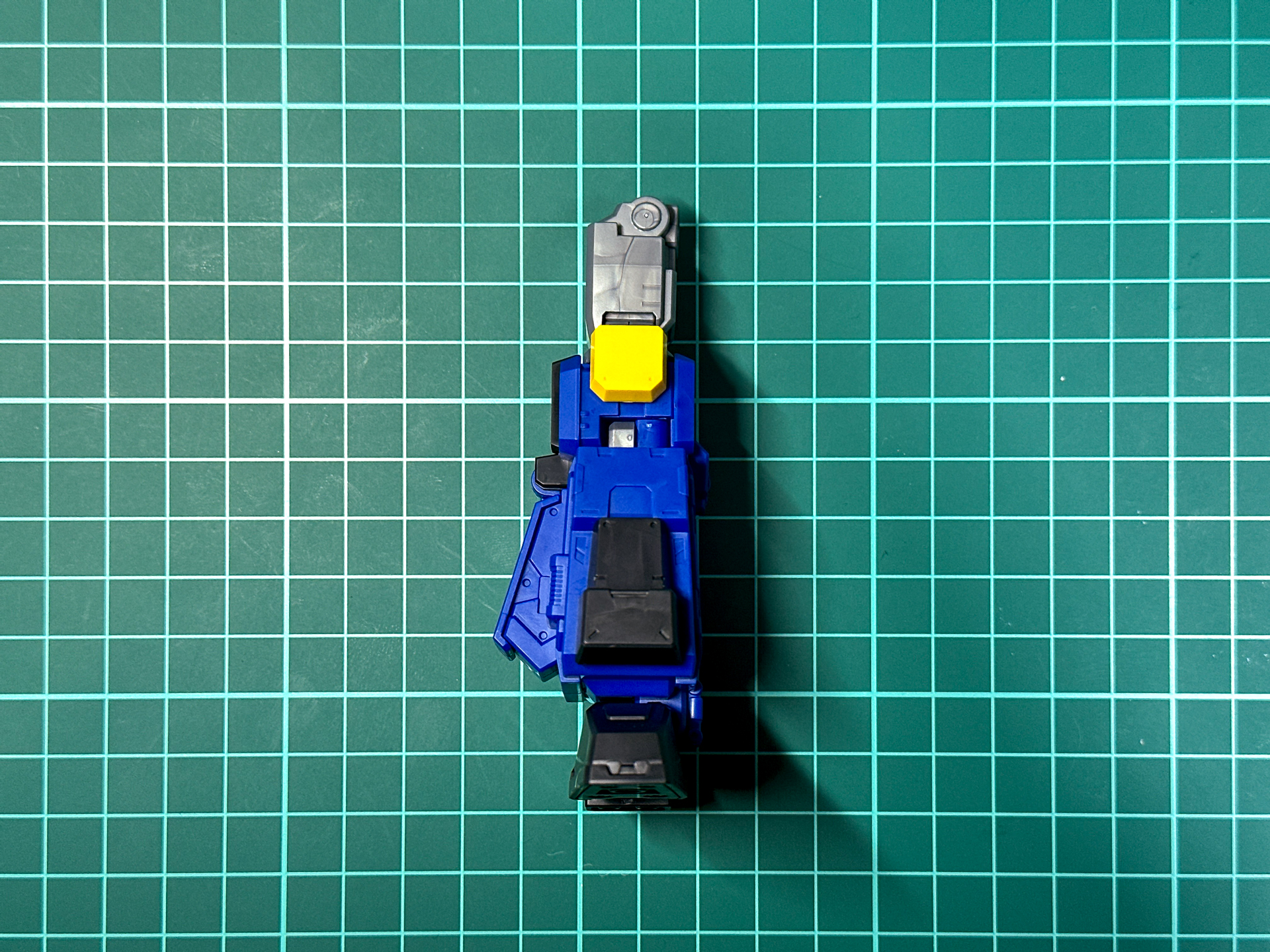 変形させたパーツに外装および大腿部を取り付けて変形完了とします。