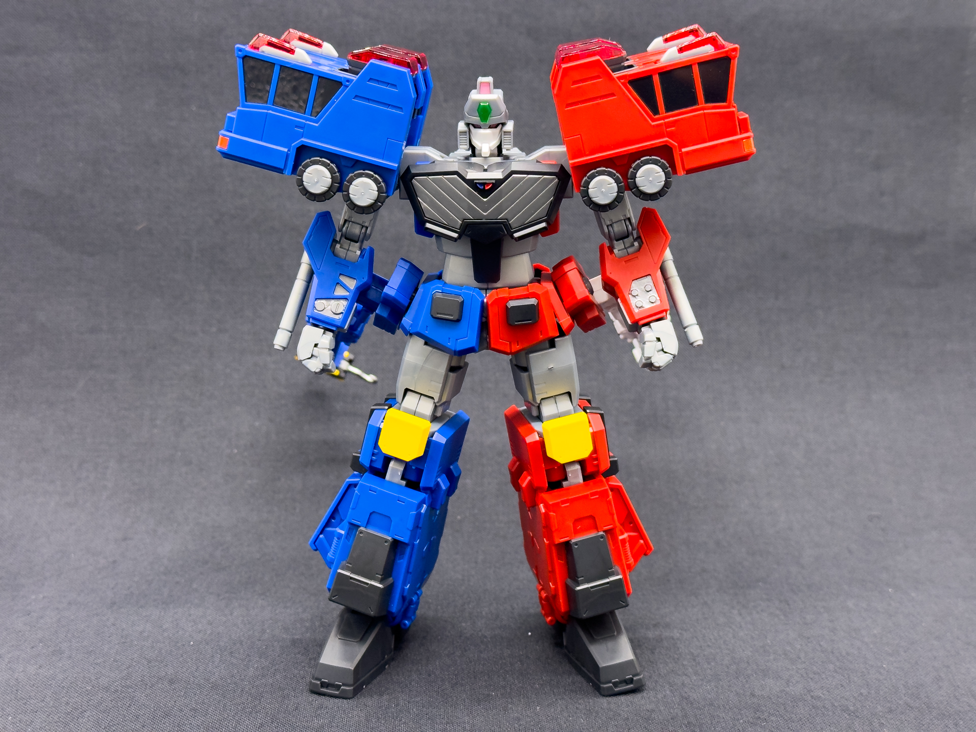 シンメトリカルドッキングした超竜神。パーツの多くが超竜神専用差し替えパーツを使用した変形のため変形機構の影響による形状の破綻がありません。