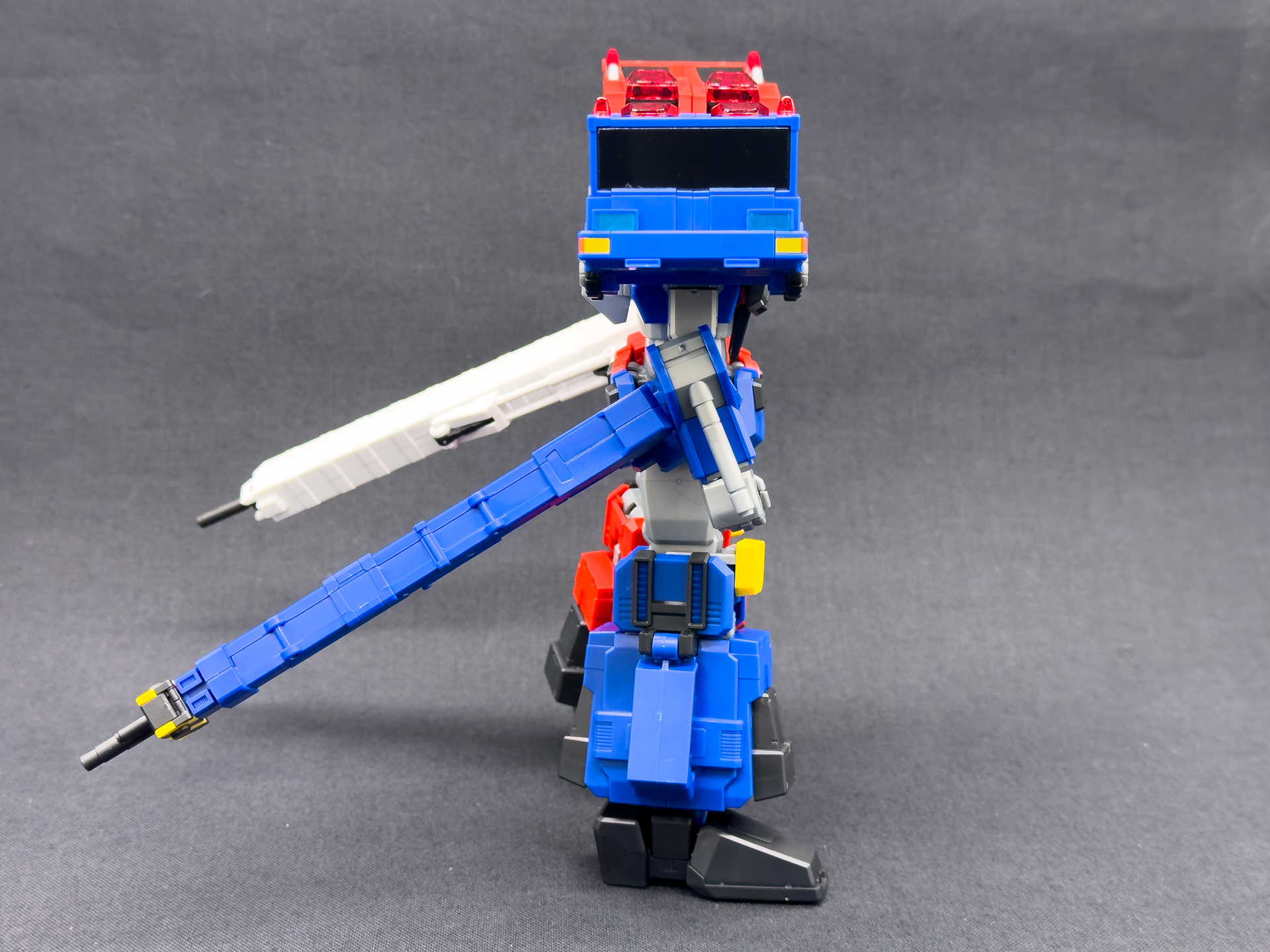 シンメトリカルドッキングした超竜神。パーツの多くが超竜神専用差し替えパーツを使用した変形のため変形機構の影響による形状の破綻がありません。