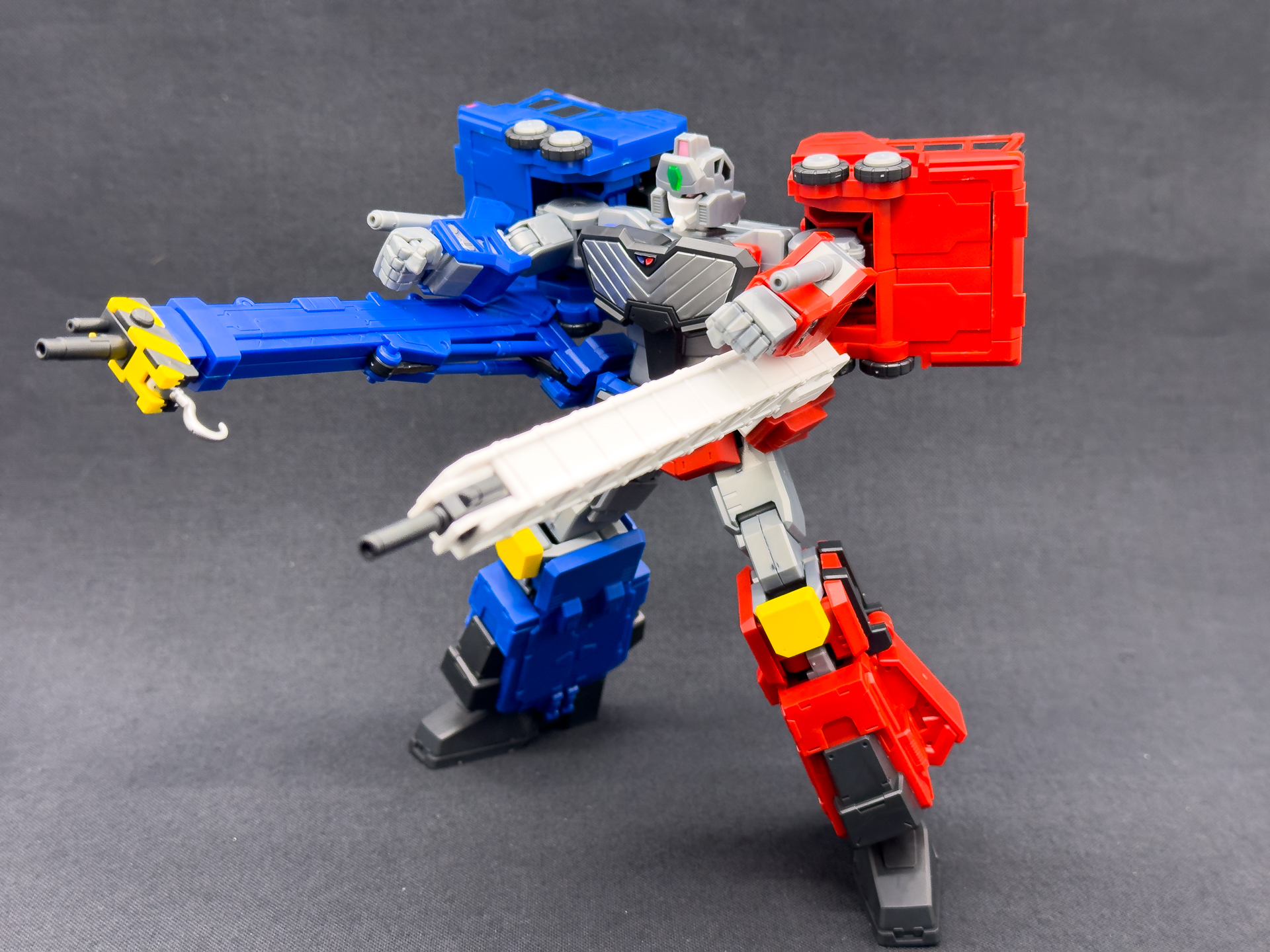 ダブルライフルおよびダブルガンの発射状態のポージングも可能です。