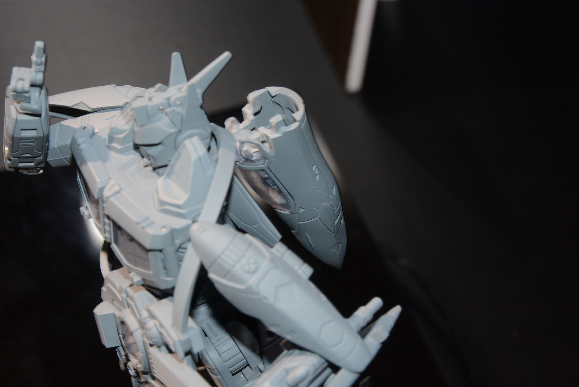 背中に折りたたまれたファイヤーバルキリーの機首。変形システムはオリジナルのファイヤーバルキリーとは大きく異なるようだ