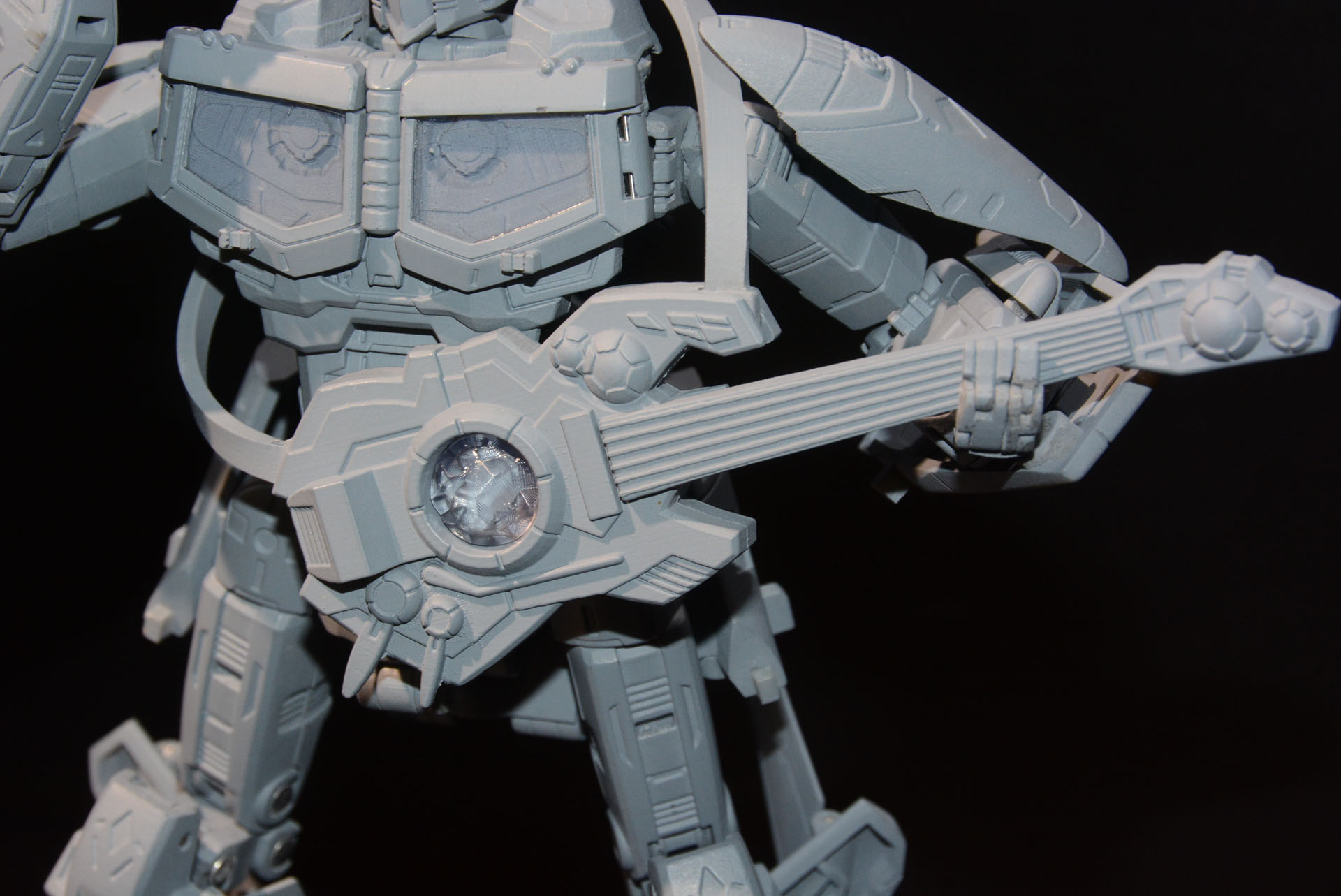 ギターの造型にも非常に力が入っている。「マトリクス」の意匠も入っているように見える