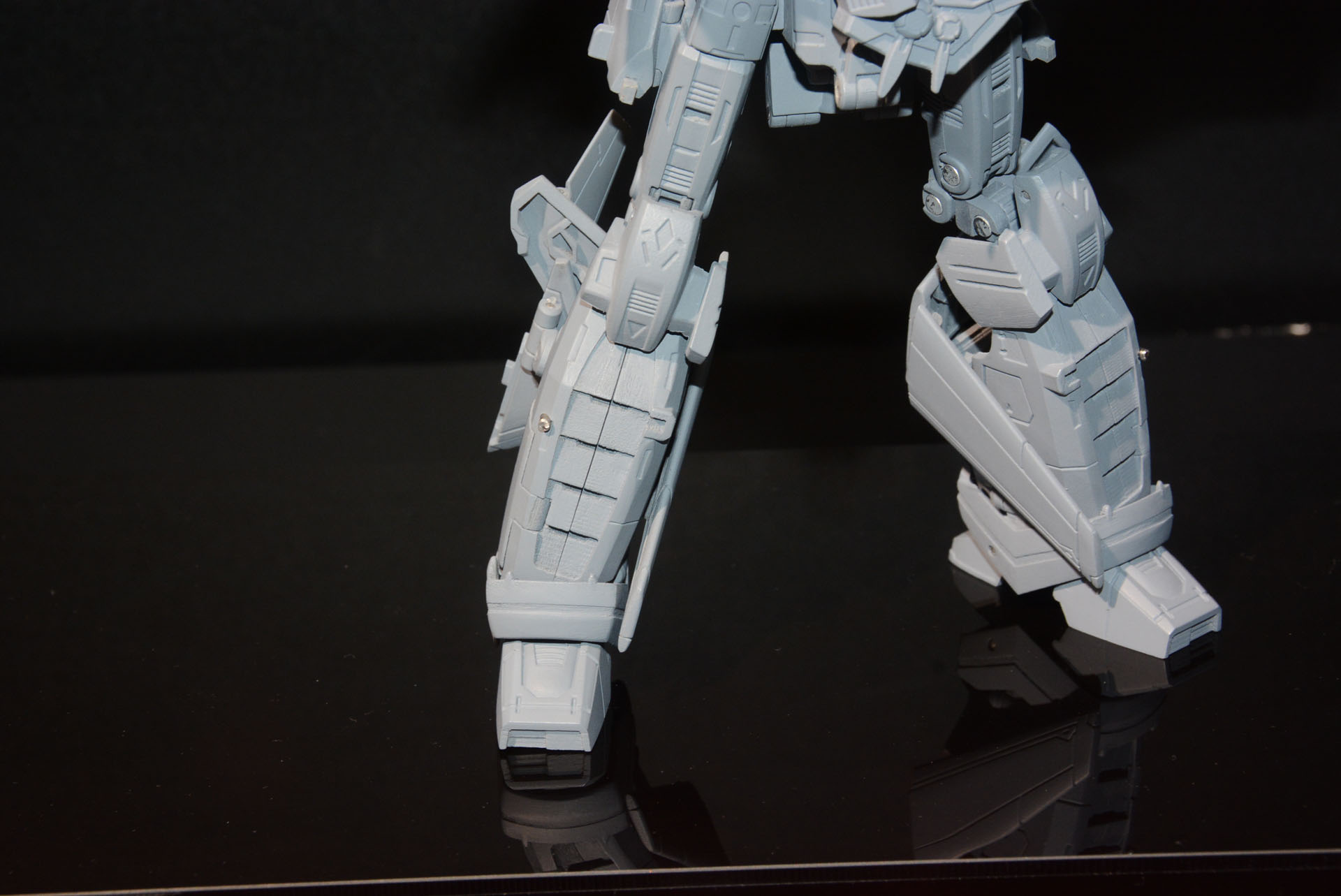 足を覆うようにたたまれた主翼も確認できる