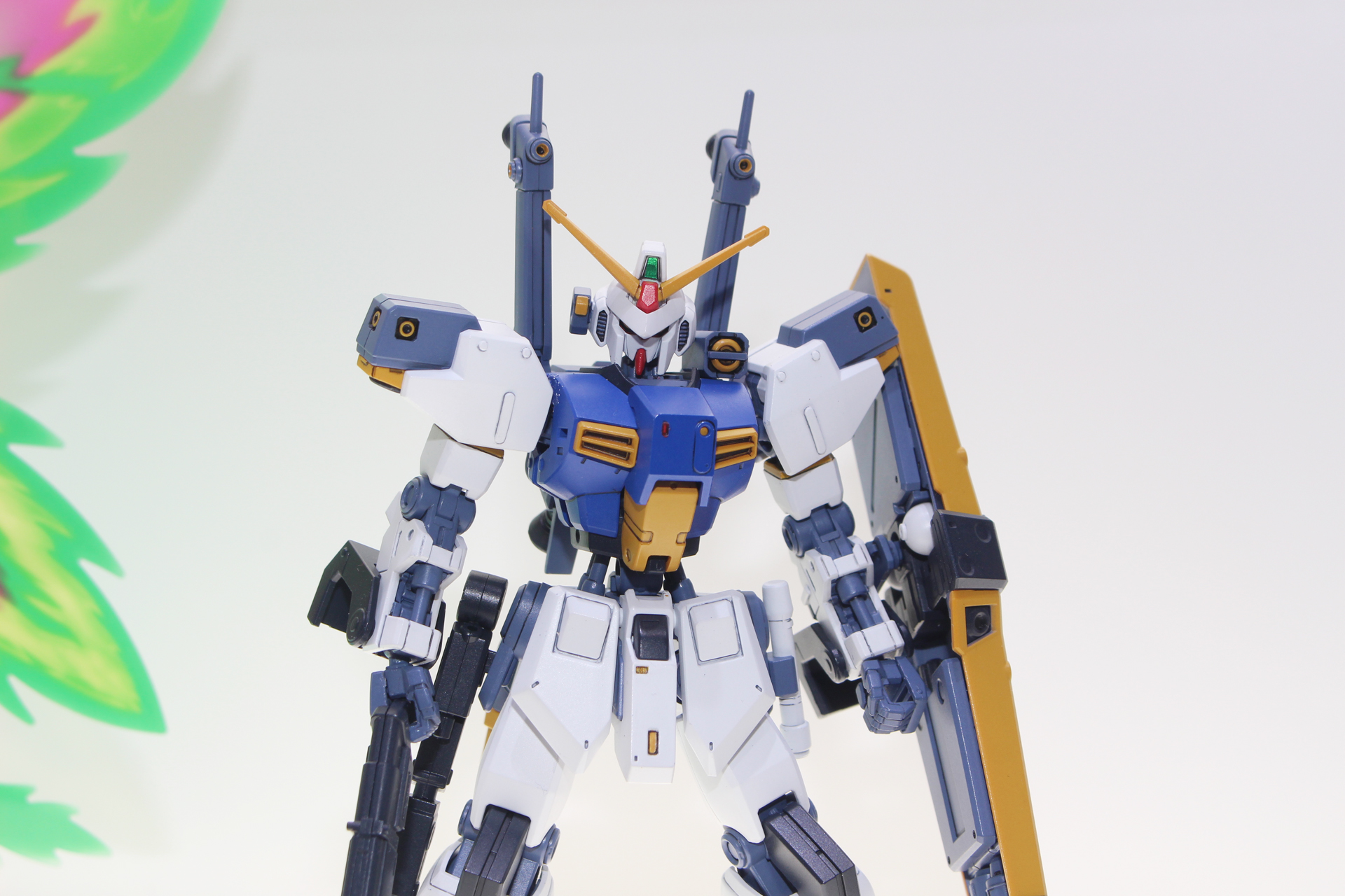 ガンダム風のルックスとカラーを持つ作業用のワークスーツである