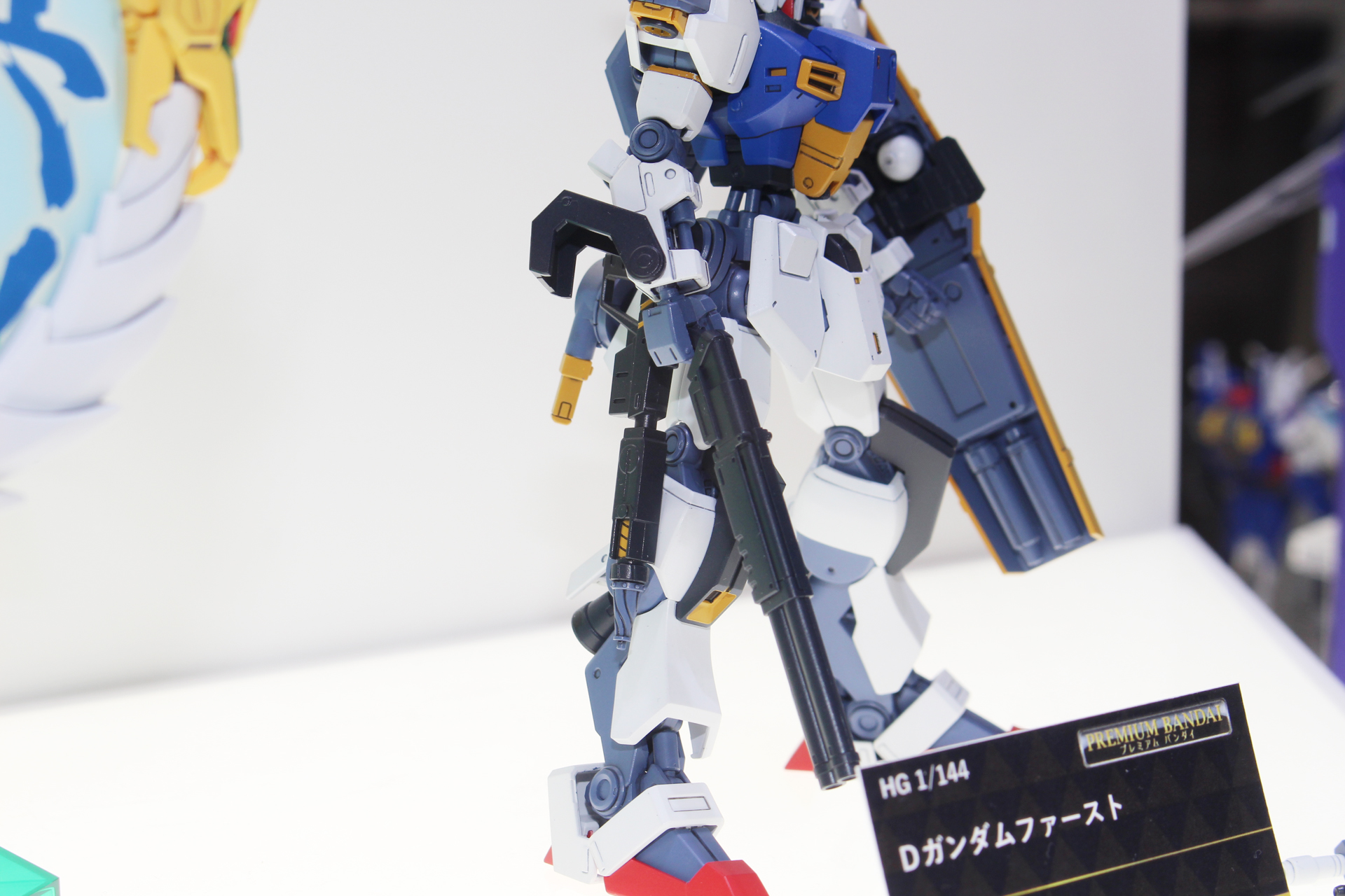 写真の作例が右手に持っているのがビームショットガン