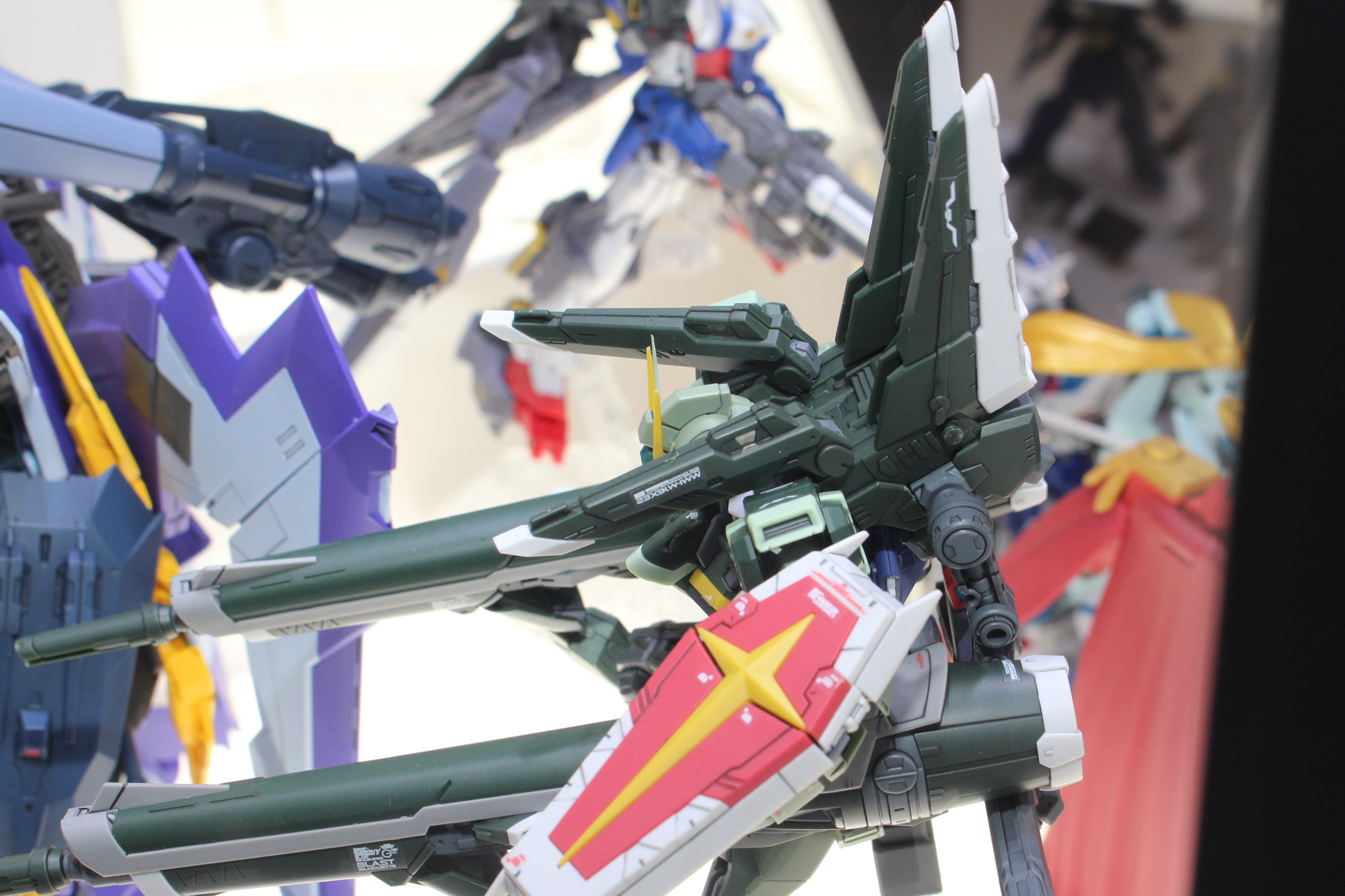 ビーム砲はバックパックから伸びるアームに繋がっている