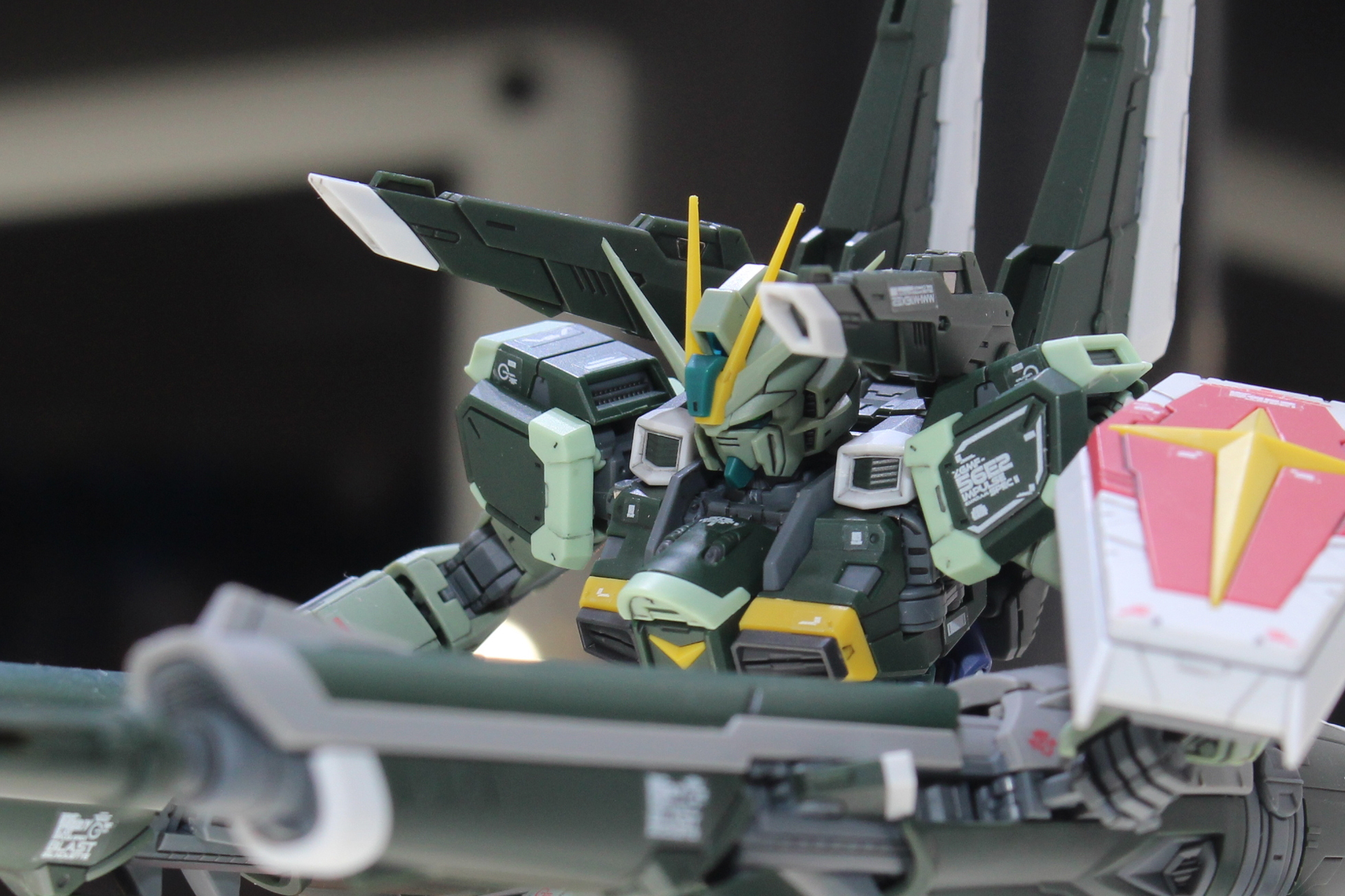 RGならではのデカールが機体の魅力を高めている