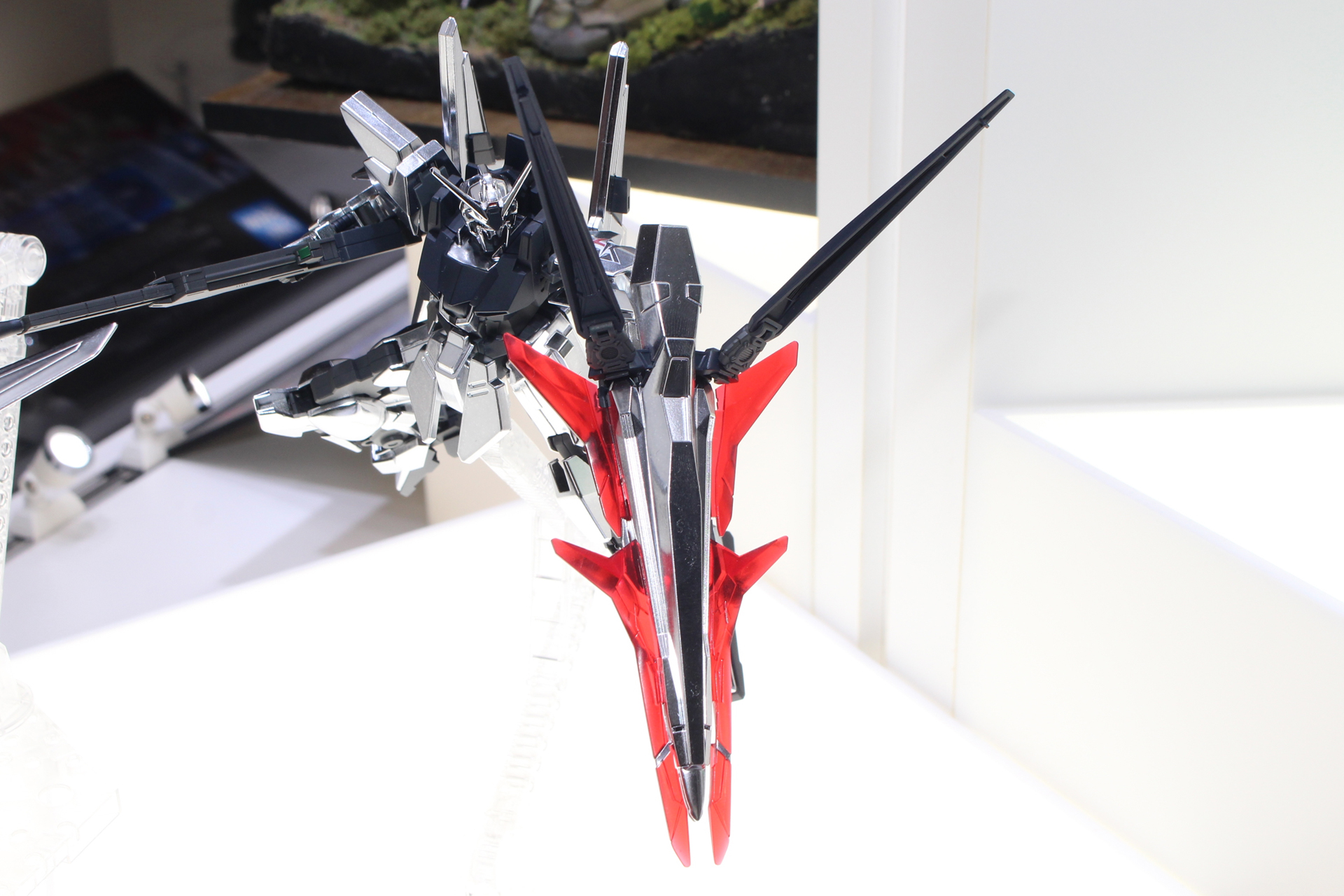 Iフィールド展開状態のシールド。グローイングサイコフレームはクリアパーツだ