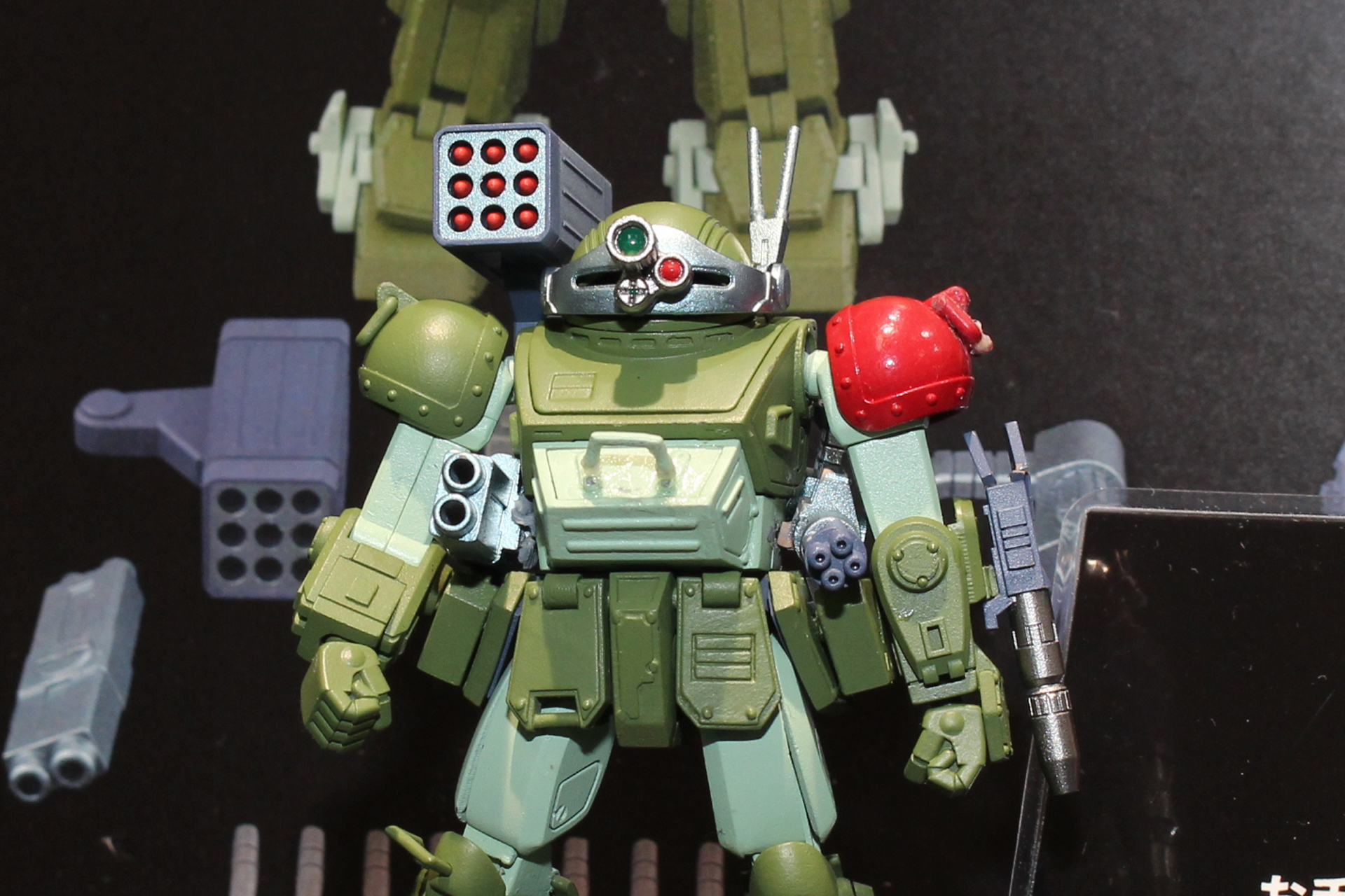 コクピット内はアクティックギアより広めかつ緻密に設計していることを担当者は強調していた。筆者は同じタカラトミーのあの小さな可動フィギュアを乗せられるかも、と考えているのだが、どうだろうか!?