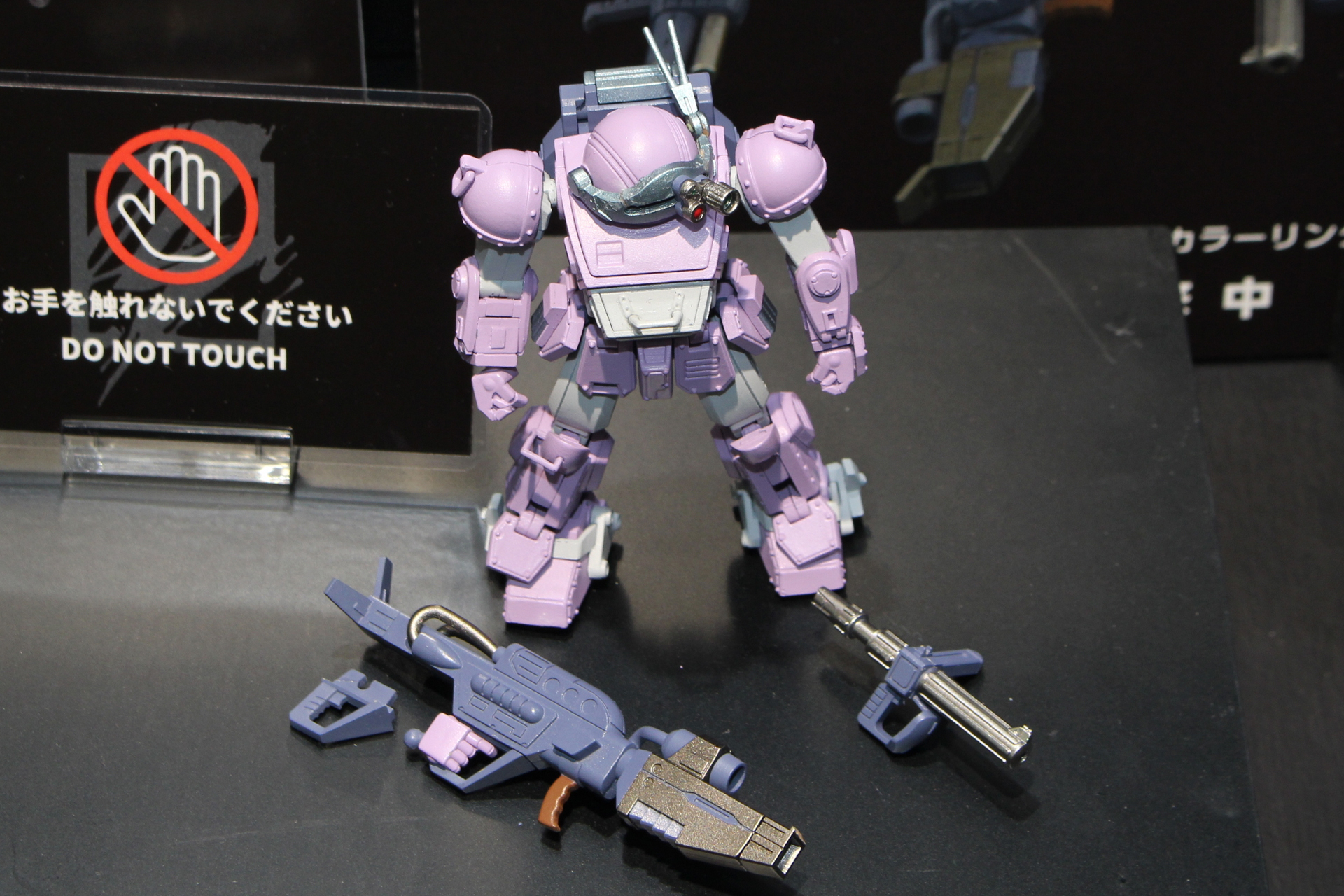 劇中序盤で惑星リドでの戦闘で存在感のあったメルキア軍カラーのスコープドッグ。ヘビィマシンガンのほか、ロックガン、ペンタトルーパー、パラシュートザックが付属