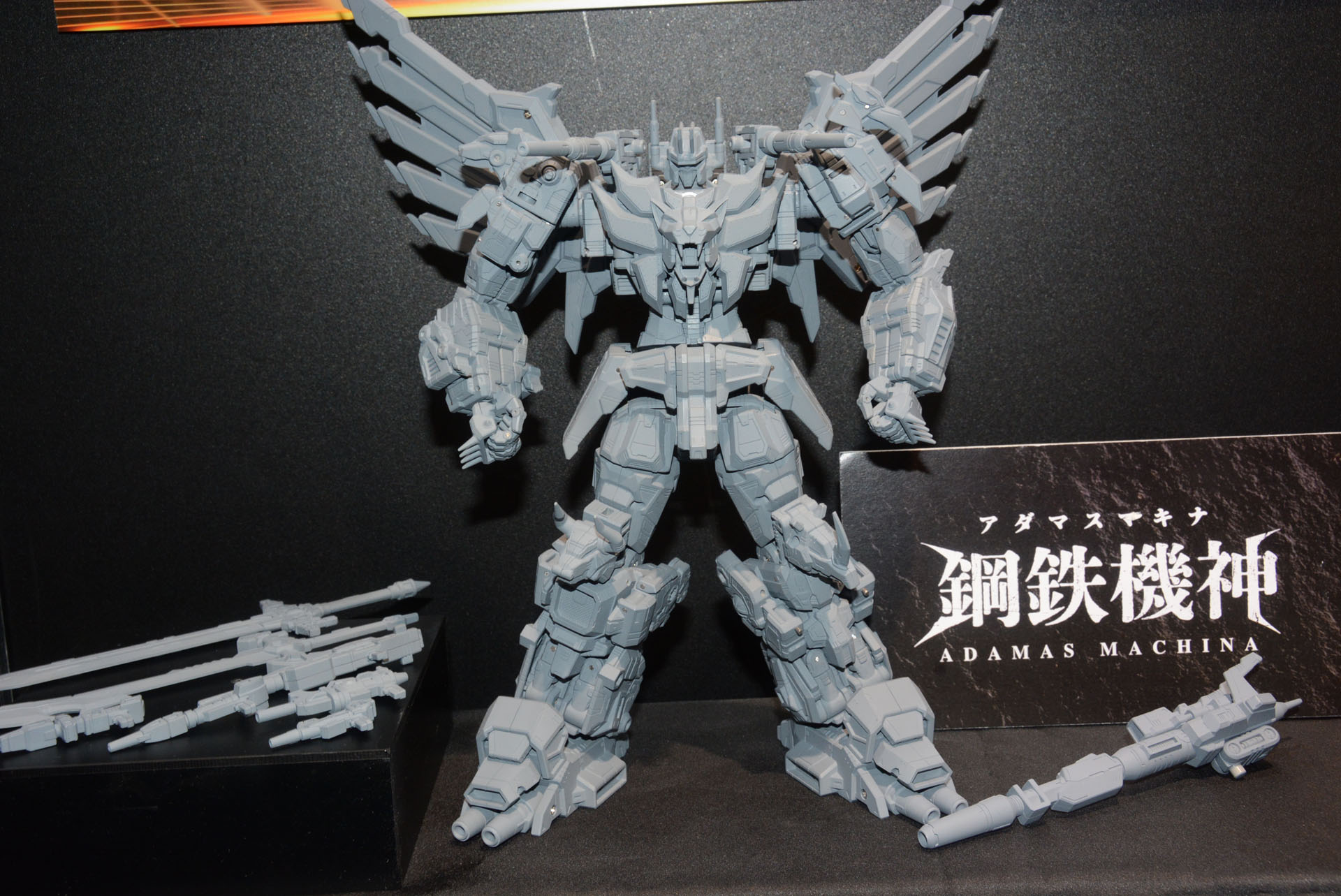 5体のメカが変形合体し巨大ロボとなるプレダキング。「トランスフォーマー2010」に登場するデストロンの一員だ