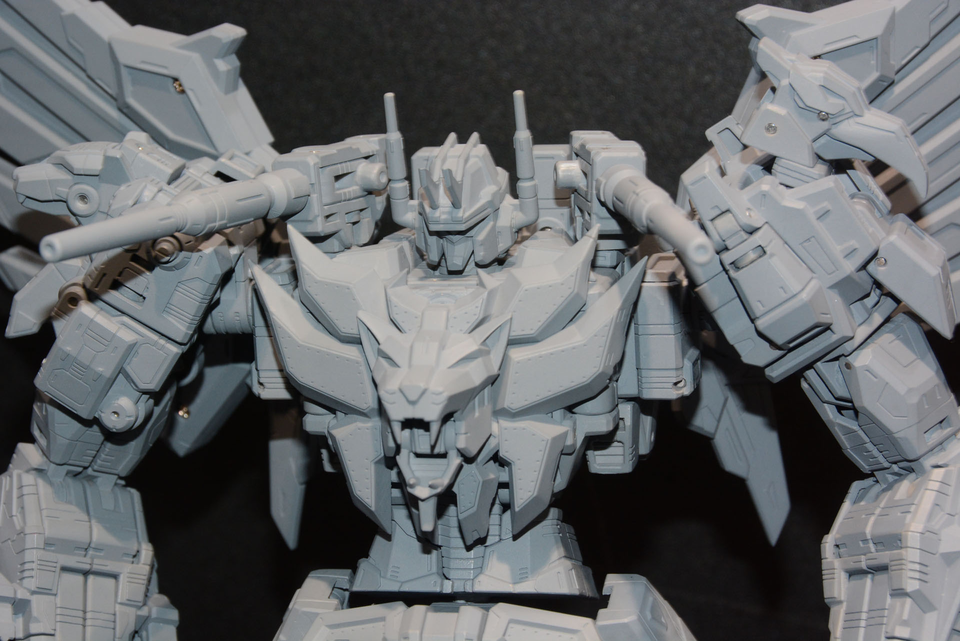 全身のディテール表現には力が入っている。ヒーローロボット風のカッコイイデザインだ