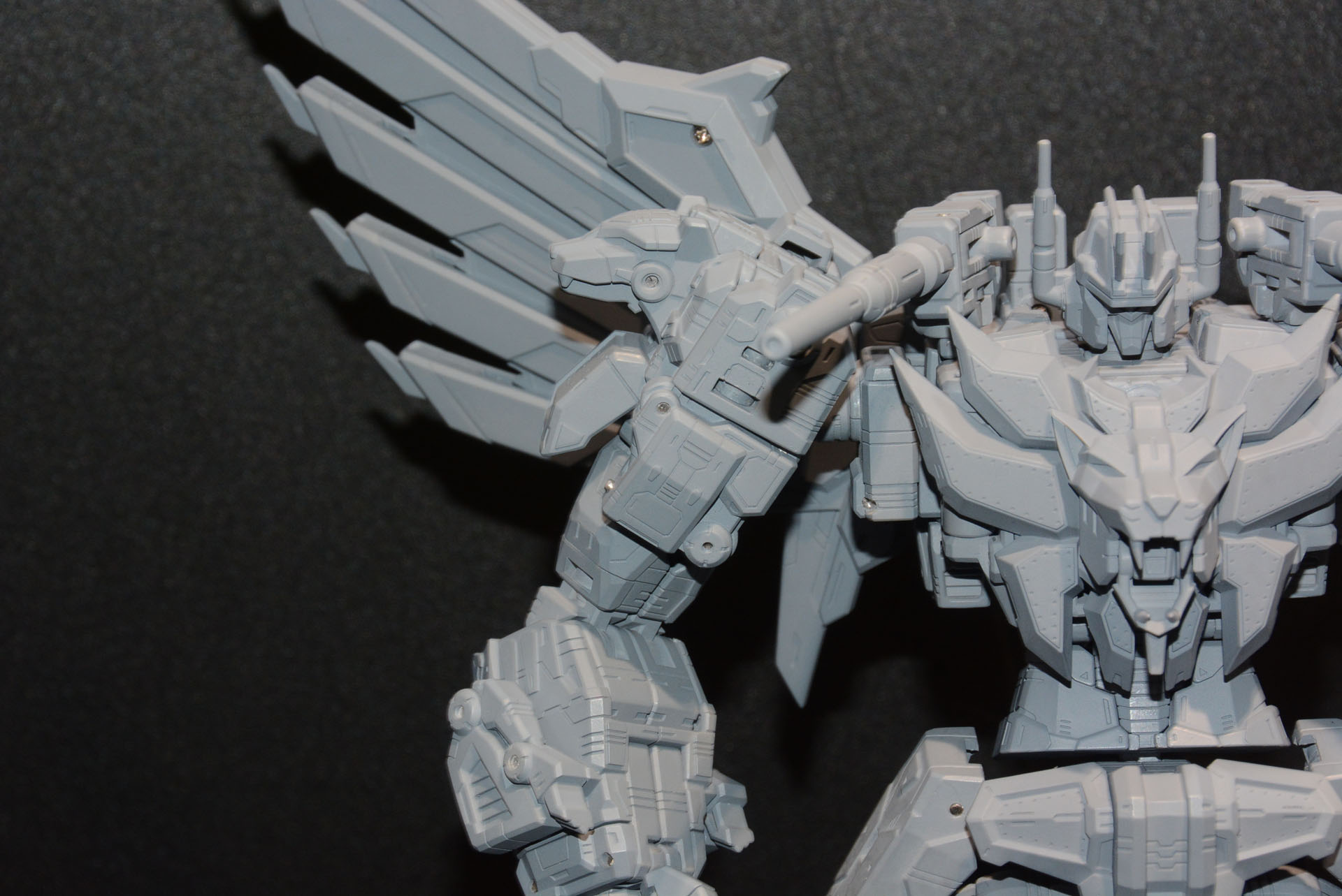 左右の肩に獣の頭を配置