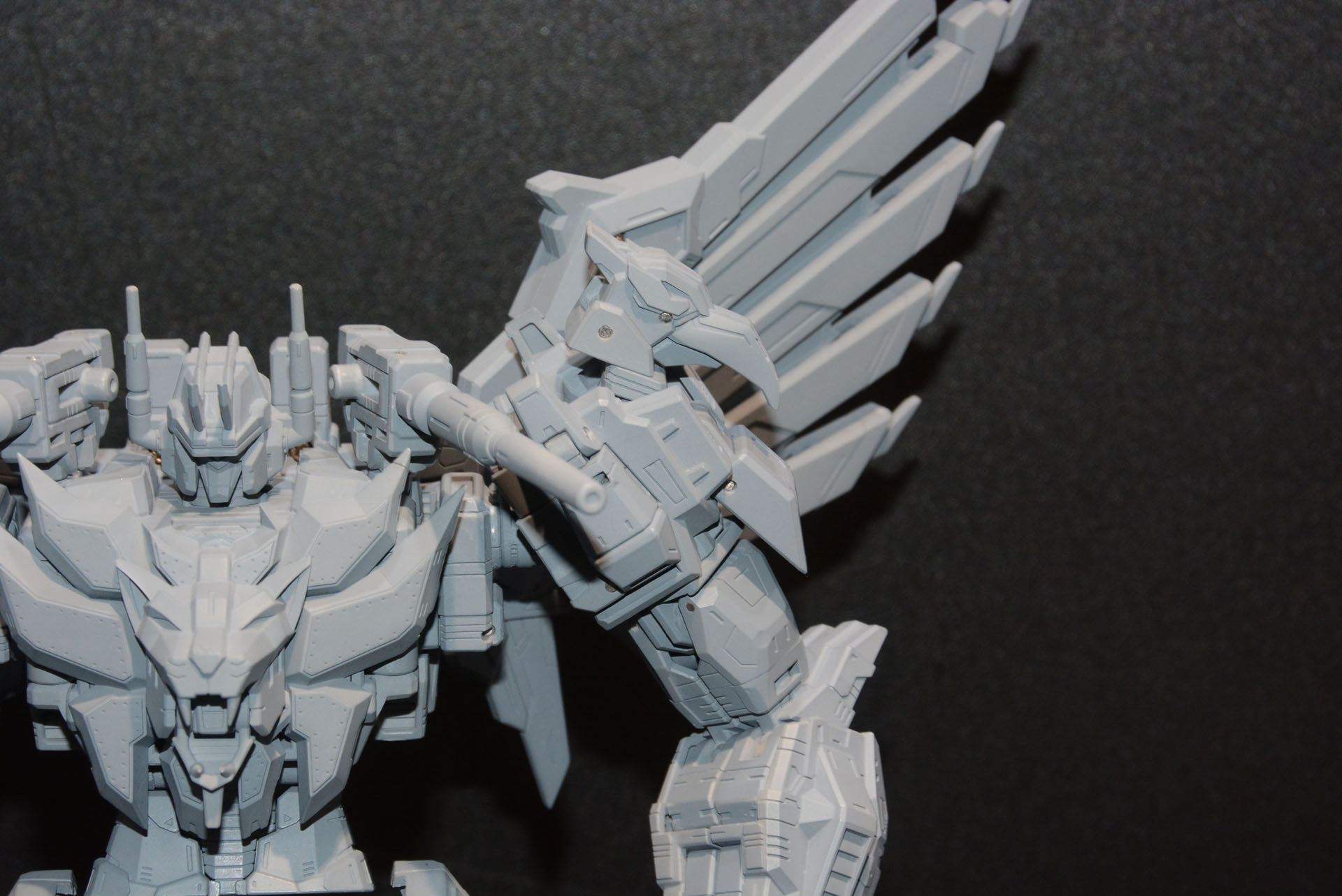 左右の肩に獣の頭を配置