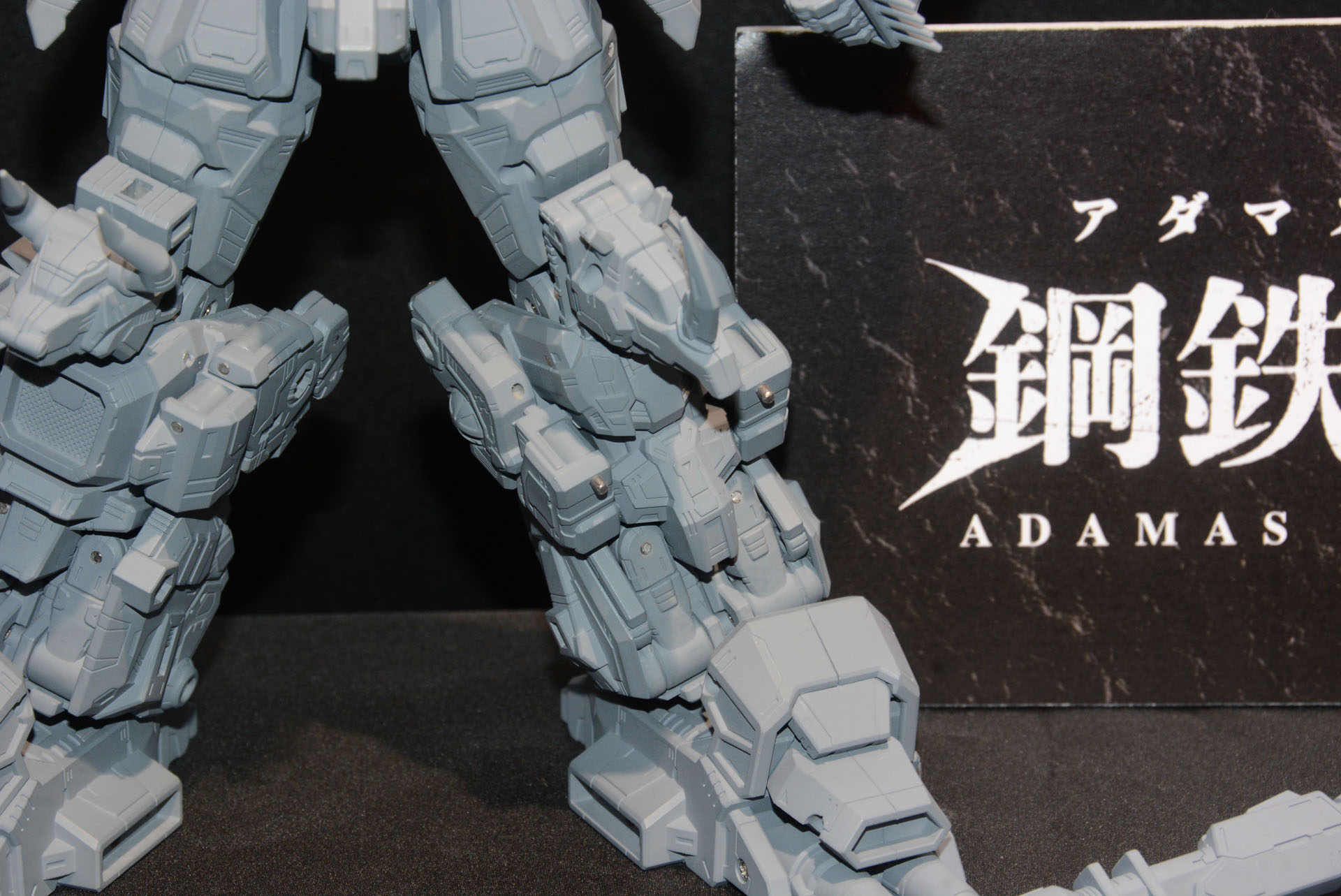 膝にも獣の頭。デザインやプロポーションだけでなく、可動にも力を入れている