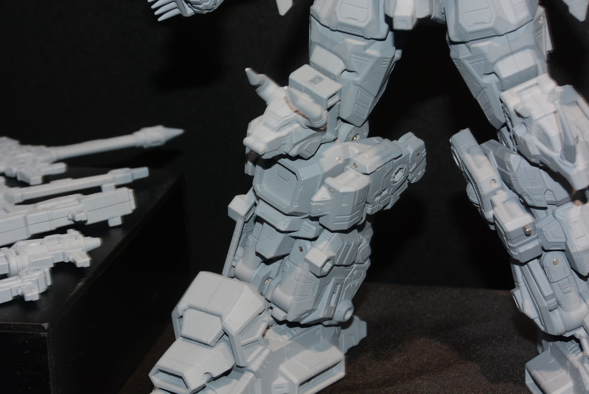 膝にも獣の頭。デザインやプロポーションだけでなく、可動にも力を入れている